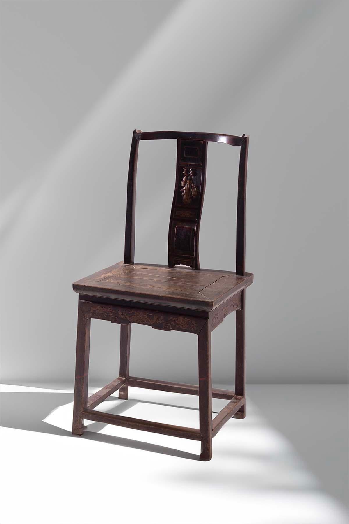 This Chinese chair is a refined example of traditional craftsmanship, with a simple, clean structure that echoes the essential lines typical of the Ming style. The Ming dynasty is known for its minimalist aesthetics, prioritizing proportion and