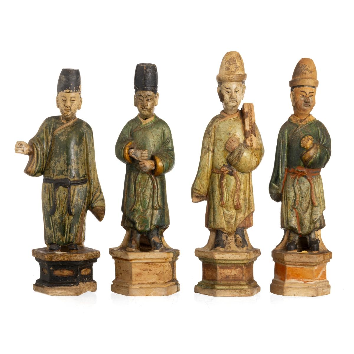 Diese bemerkenswerten chinesischen Skulpturen aus der Ming-Dynastie sind aus glasierter Terrakotta gefertigt und zeugen von der exquisiten Kunstfertigkeit und zeremoniellen Eleganz dieser Zeit. Jede Figur trägt ein langes, grün emailliertes Gewand,