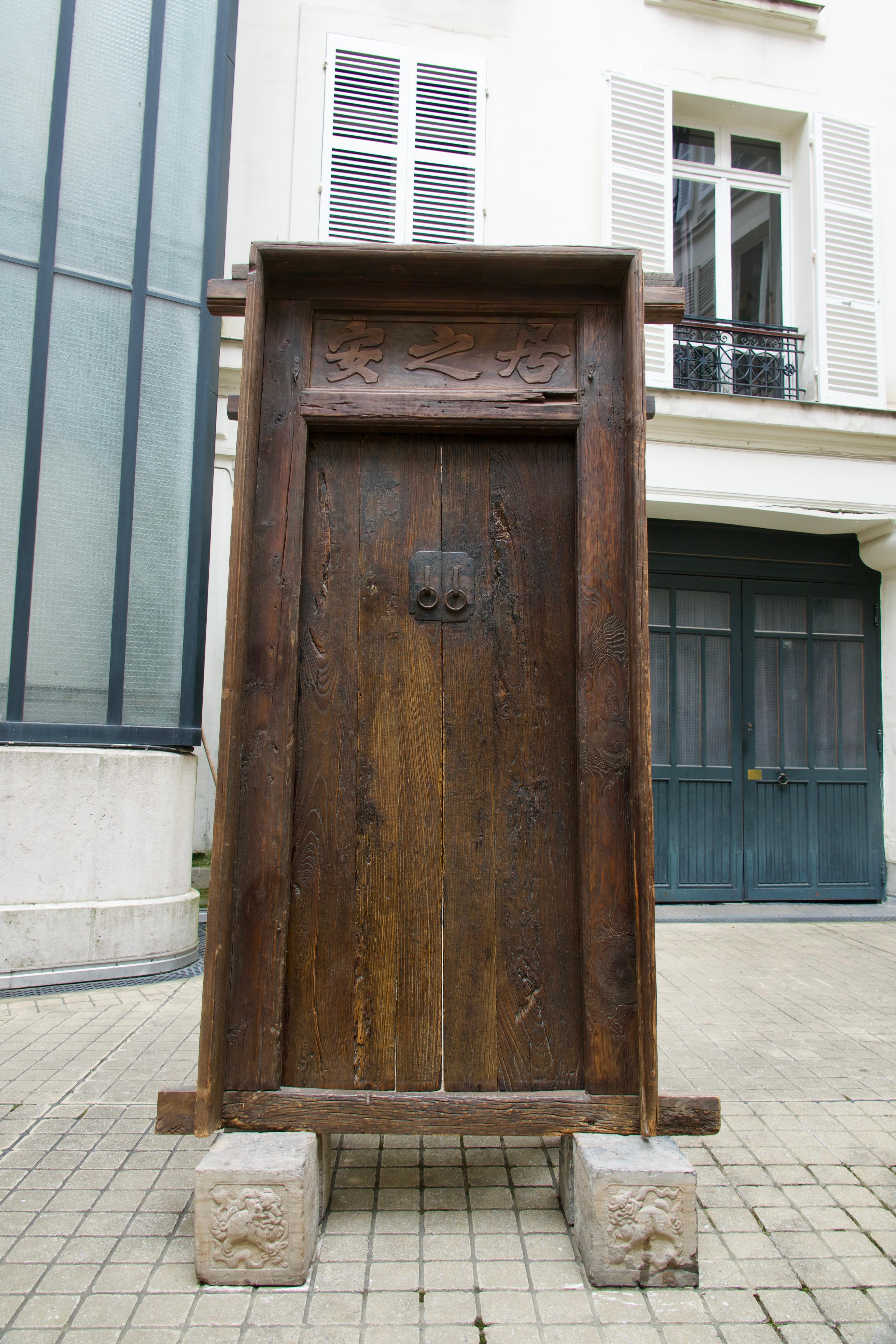 Superbe porte ancienne en wabi-sabi provenant d'une maison à cour intérieure de Chine du Nord, Hu Tong, Chine, dynastie Ming (1368-1644). Composé de 5 éléments : deux panneaux de porte, la structure extérieure et deux superbes pierres sculptées qui