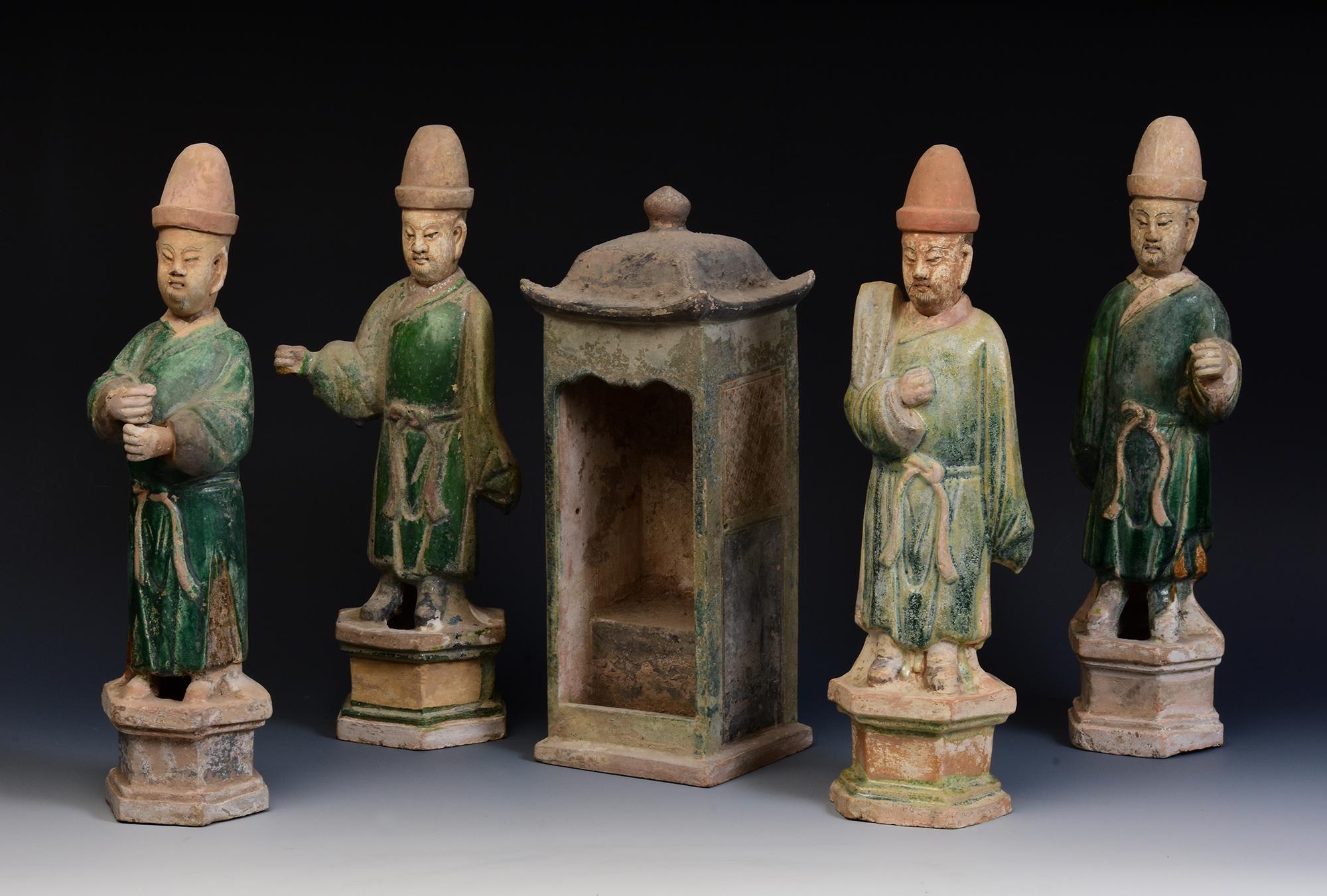 Eine Reihe von antiken chinesischen grün glasierten Keramik Diener und Sänfte.

Alter: China, Ming-Dynastie, 1368 - 1644 n. Chr.
Größe der Figuren: Höhe 39,5 - 40,8 cm / Breite 11 - 13 cm / Tiefe 11 - 13 cm
Größe der Sänfte: Höhe 36,7 cm / Breite