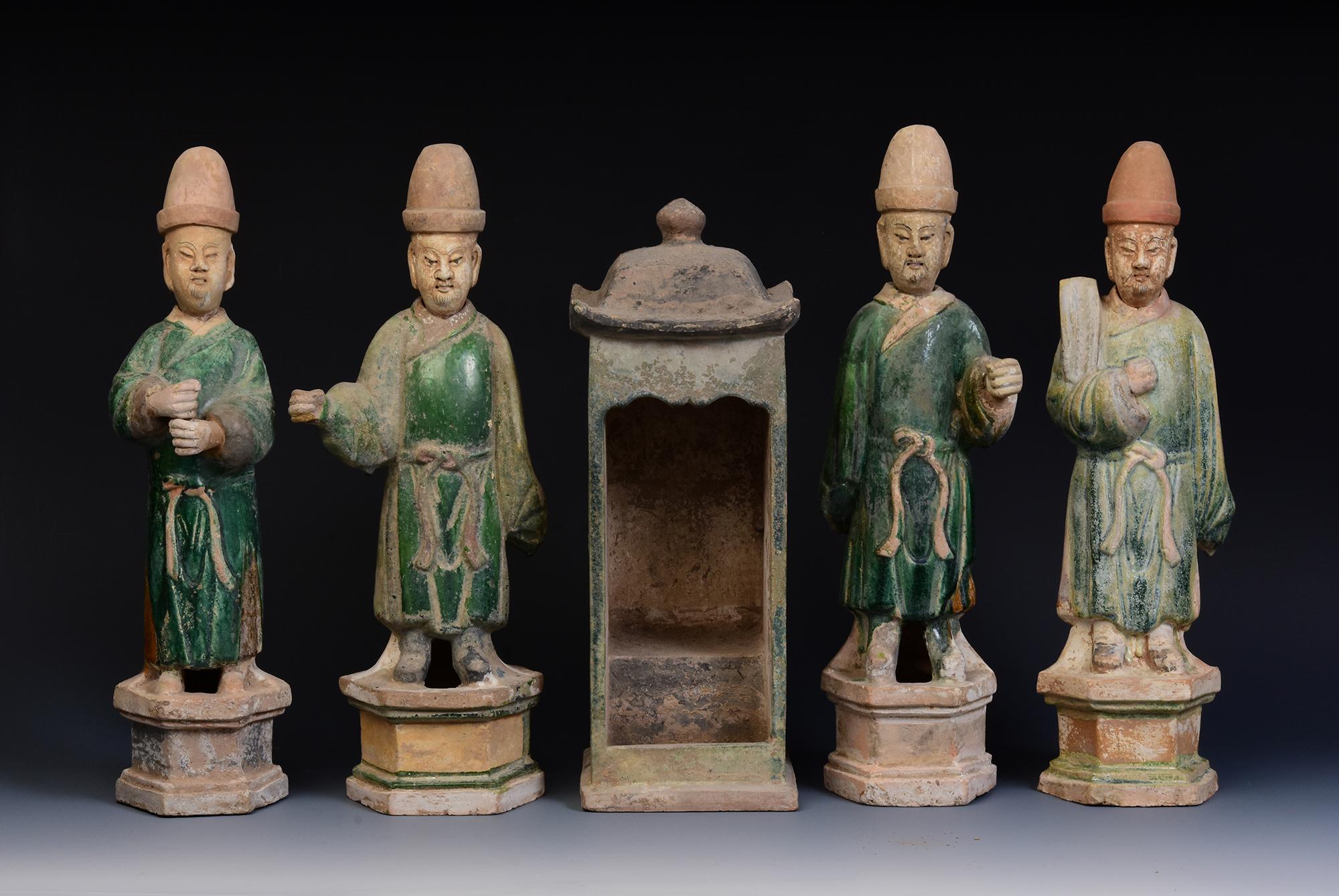 Ming Dynasty, Ein Satz antiker chinesischer glasierter Töpferwaren und Sänfte (18. Jahrhundert und früher) im Angebot