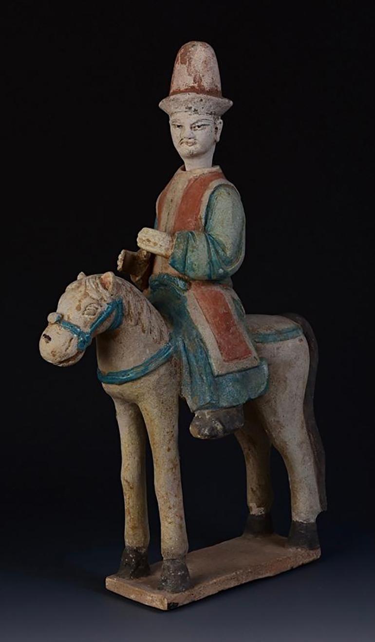 Ming Dynasty, Set of Antique Chinese Painted Pottery Horse and Court Men In Good Condition In Sampantawong, TH