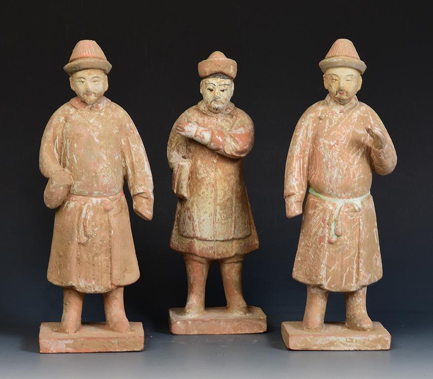 Sculpté à la main Ensemble de cour d'hommes de la dynastie Ming en poterie chinoise ancienne en vente