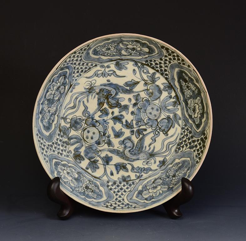 Chinese Swatow blue and white ceramic dish.

Age: China, Ming Dynasty, 14th - 16th Century
Size: diameter 26.7 cm / thickness 4.4 cm (size excluding stand)
Condition: Nice condition overall (some expected degradation due to its age).

100%