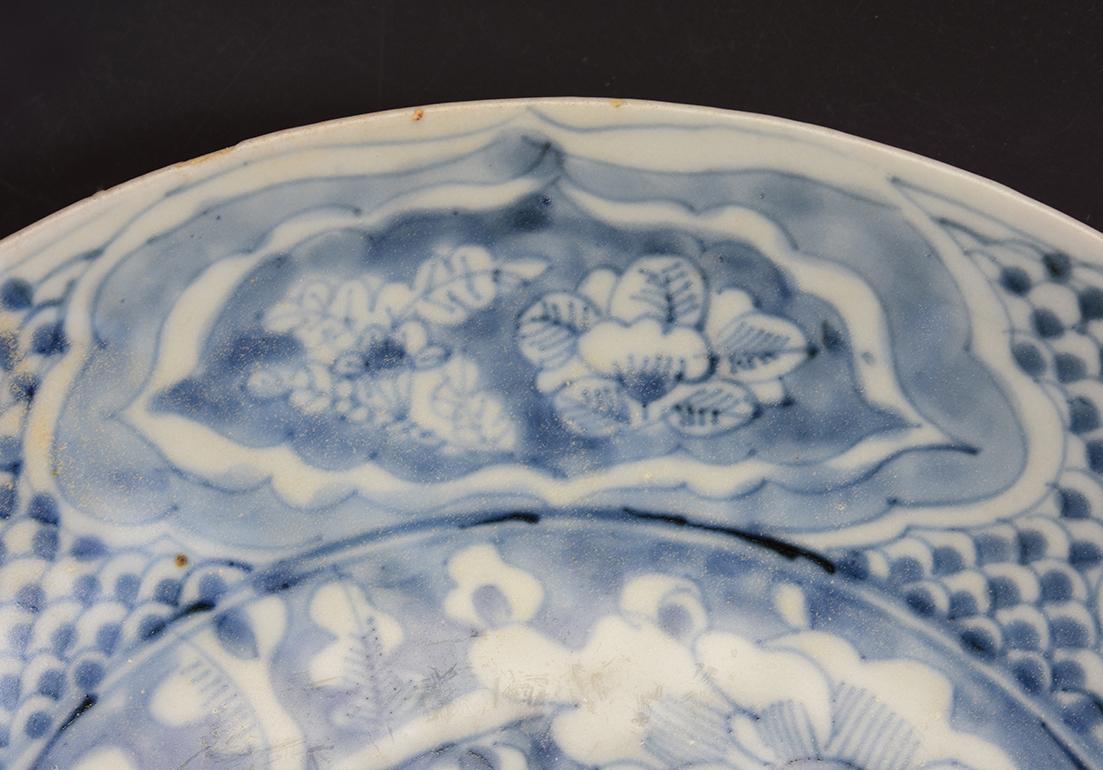 Ming Dynasty, Antique Chinese Swatow Blue and White Ceramic Dish In Good Condition In Sampantawong, TH