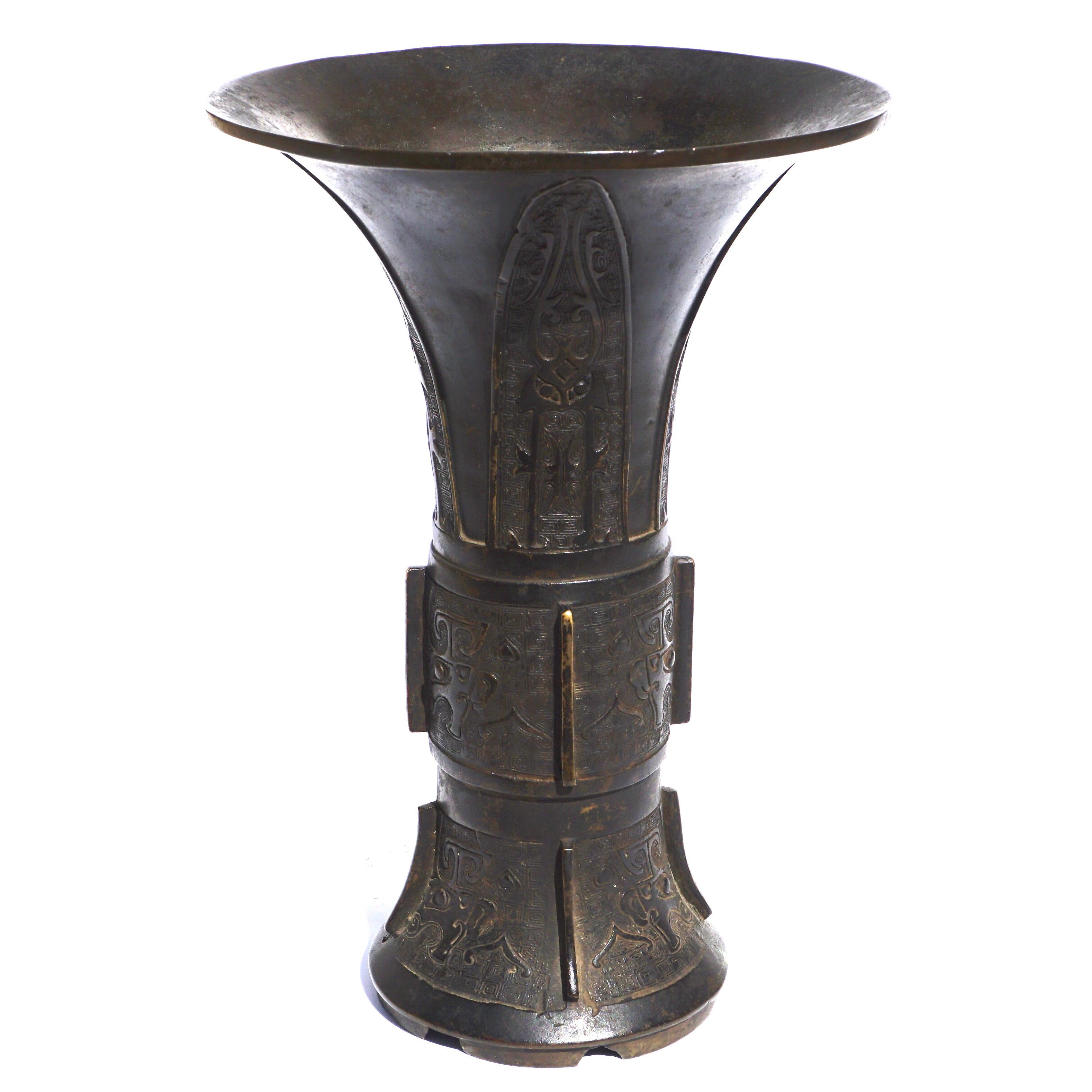 Chinois Vase gobelet Gu en bronze de la dynastie Ming en vente