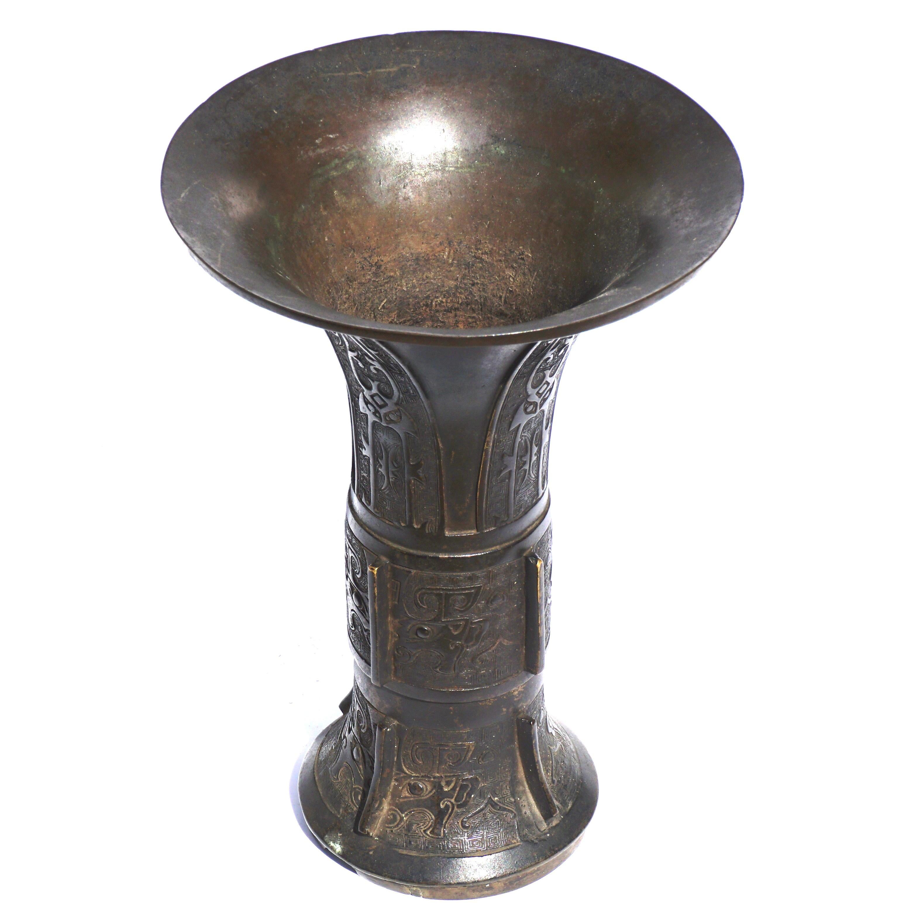 Moulage Vase gobelet Gu en bronze de la dynastie Ming en vente