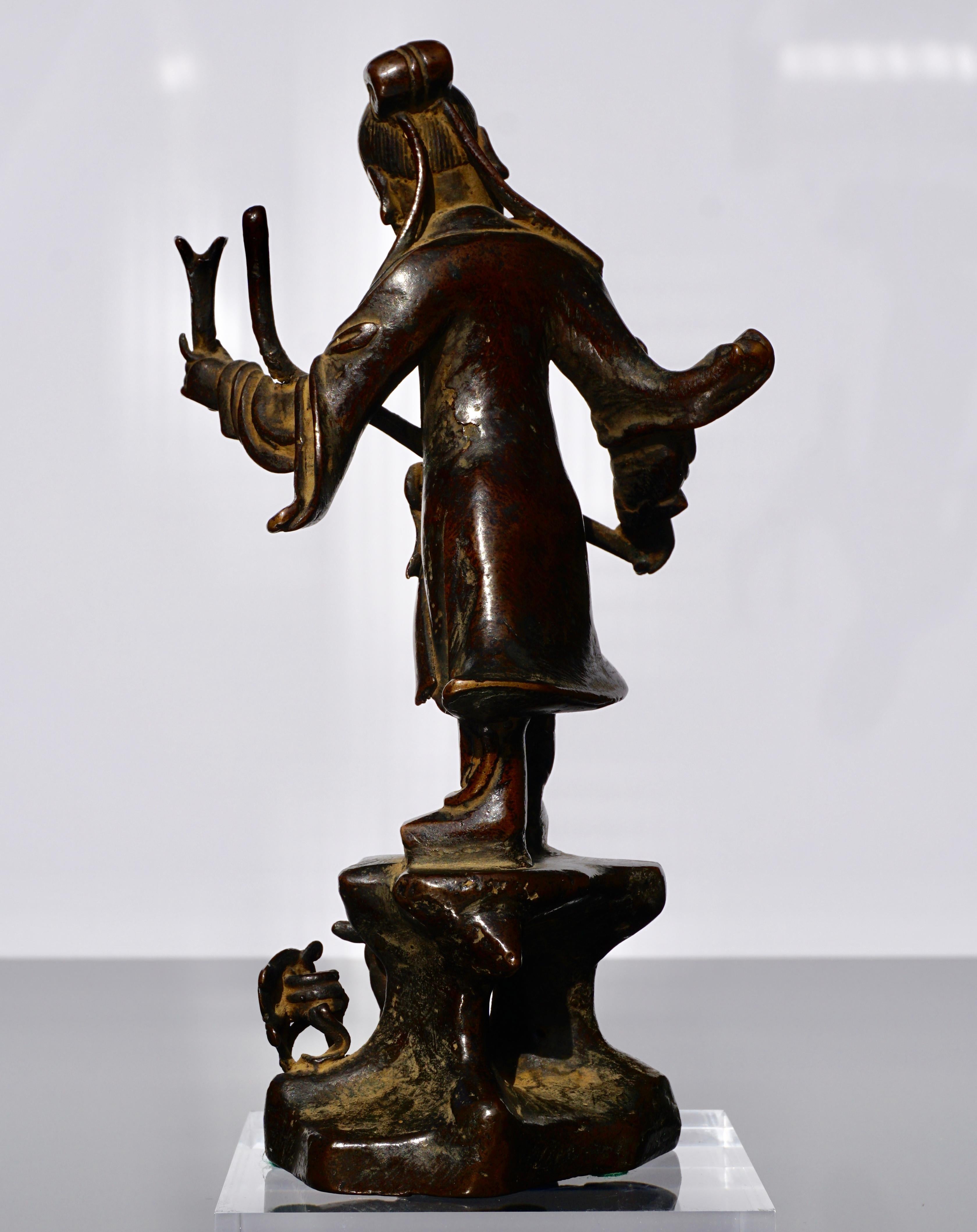 Luohan en bronze de la dynastie Ming avec cerf Bon état - En vente à Dallas, TX
