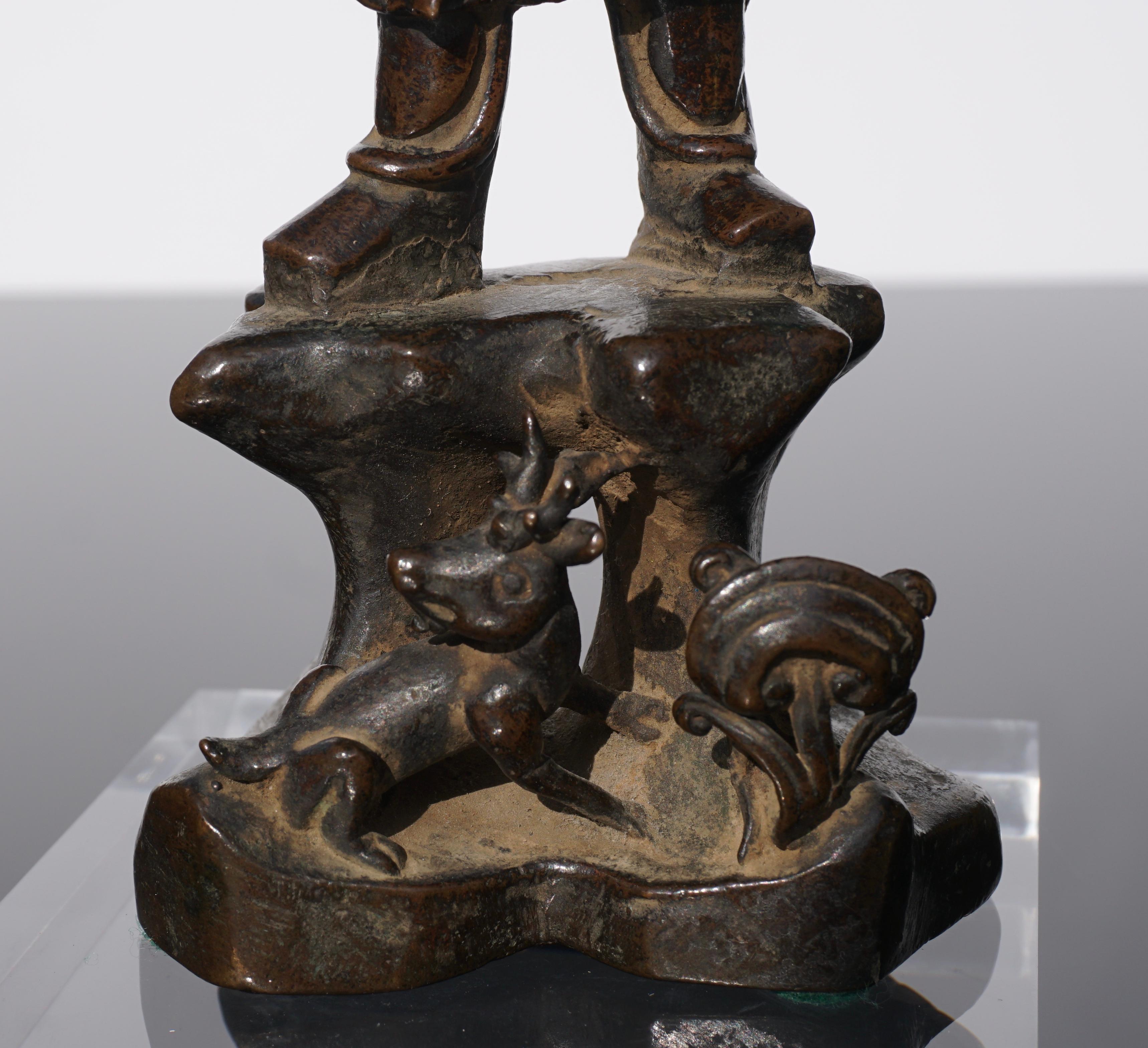 Luohan en bronze de la dynastie Ming avec cerf en vente 2