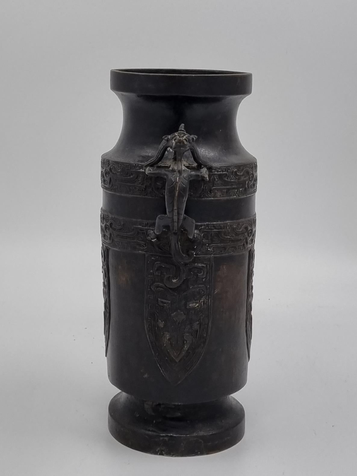 Ming Dynasty Bronze Vase ( 1368- 1644 ) In Fair Condition For Sale In Hoddesdon, GB
