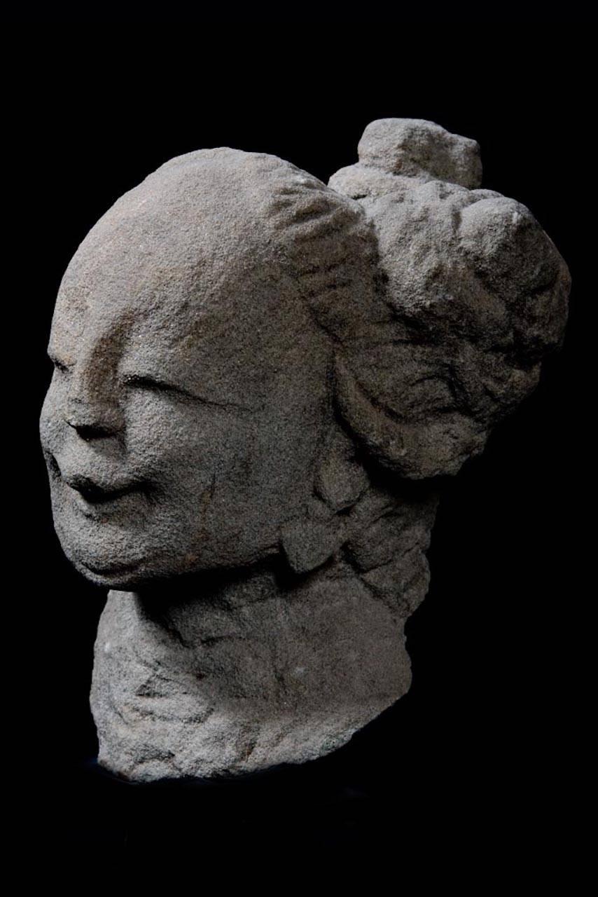 Chinois Tête de divinité céleste de la dynastie Ming sculptée dans la pierre - Chine 1368-1644 apr. J.-C. en vente