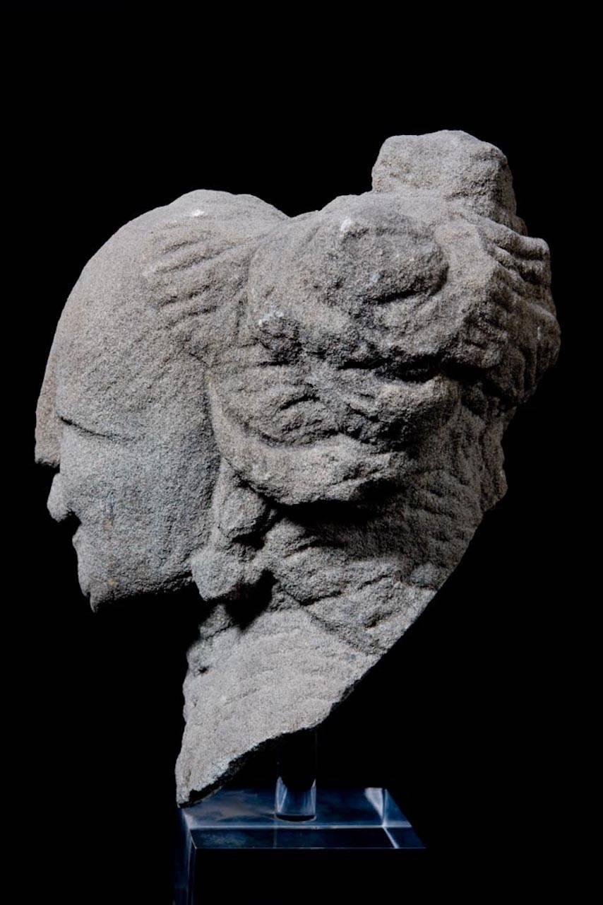 XVIIIe siècle et antérieur Tête de divinité céleste de la dynastie Ming sculptée dans la pierre - Chine 1368-1644 apr. J.-C. en vente