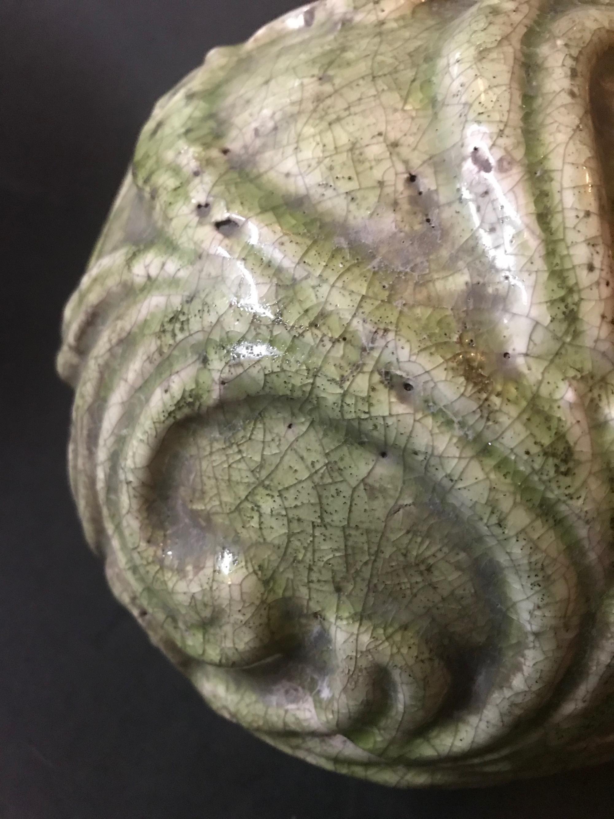 Chinesisches Longquan Celadon-Porzellangeschirr aus der Ming-Dynastie mit geschnitzter Kugel im Zustand „Gut“ im Angebot in Vero Beach, FL