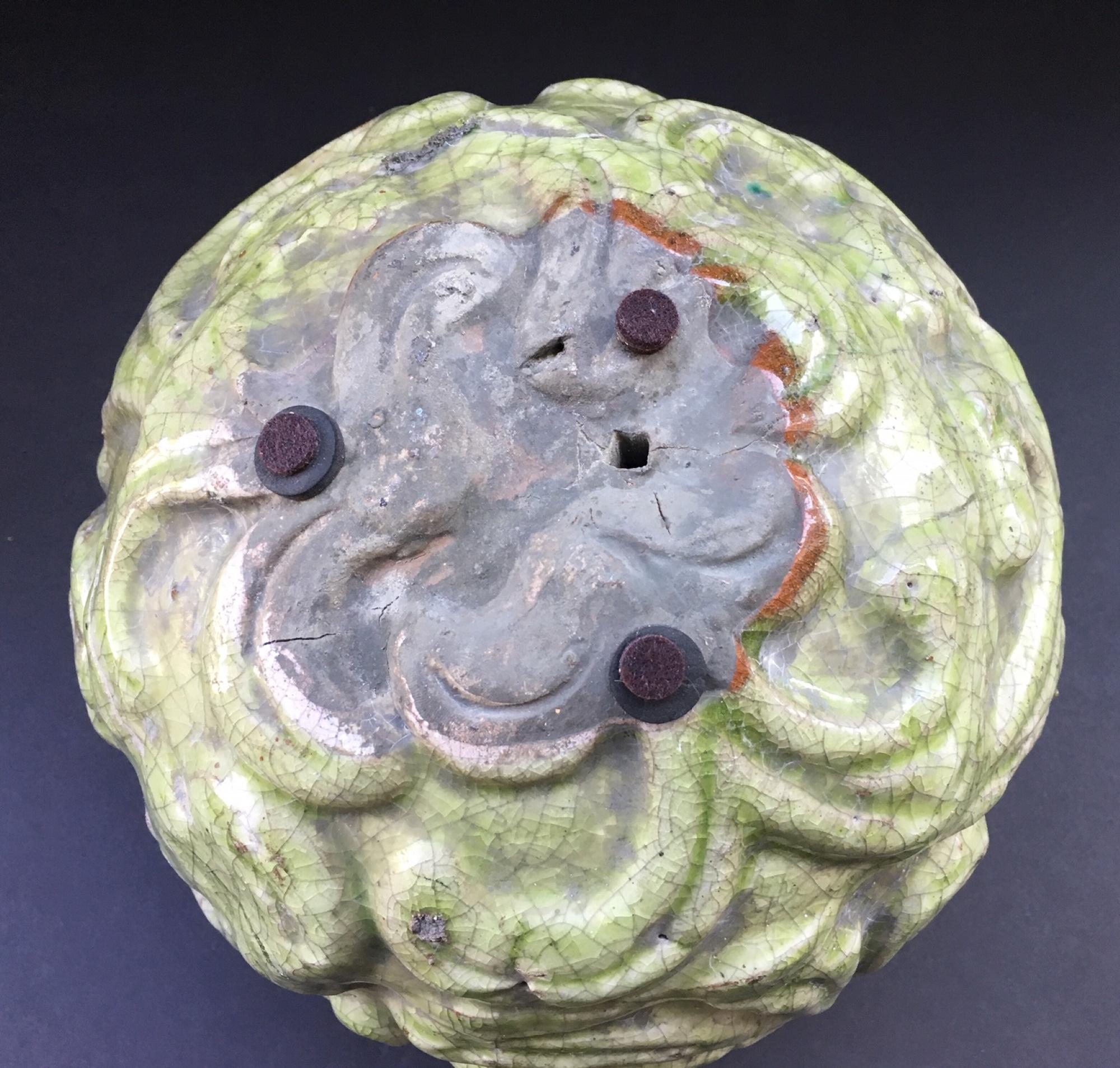 Chinesisches Longquan Celadon-Porzellangeschirr aus der Ming-Dynastie mit geschnitzter Kugel im Angebot 1