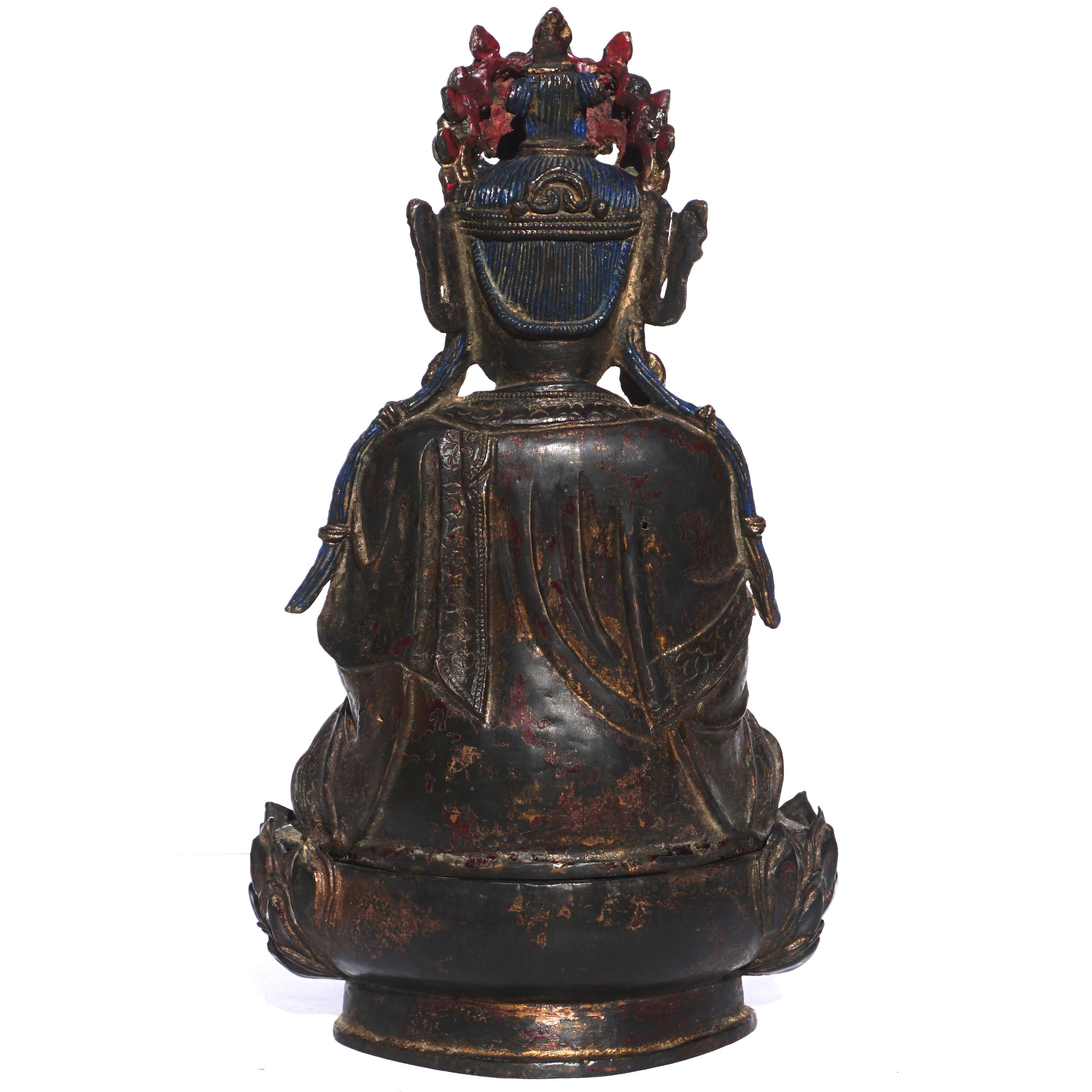 Vergoldete und lackierte Bronzefigur des Guanyin-Buddhas aus der Ming-Dynastie (18. Jahrhundert und früher)