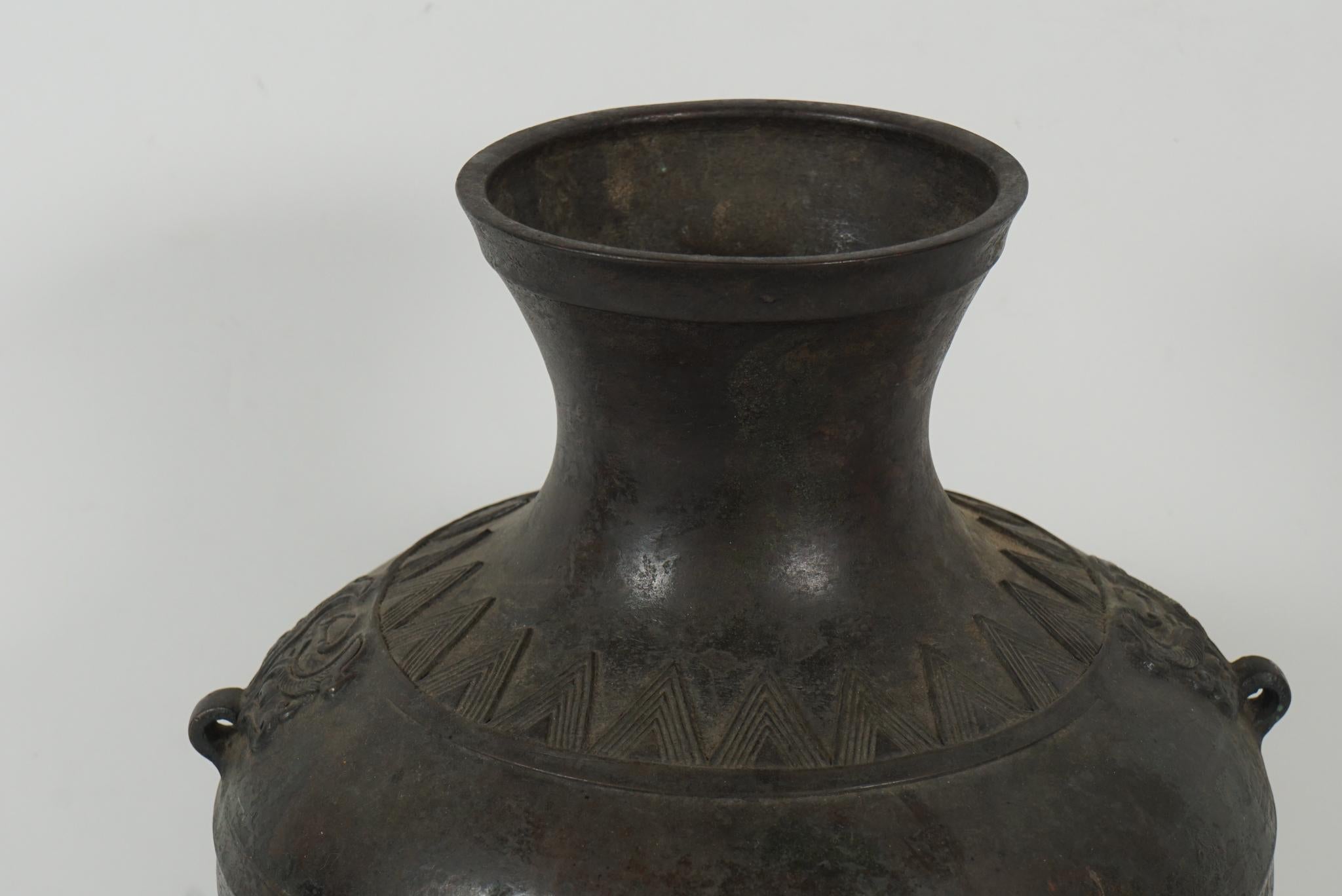 Chinois Urne en forme d'urne en bronze coulé de la période de la dynastie Ming en forme d'archaïste en vente