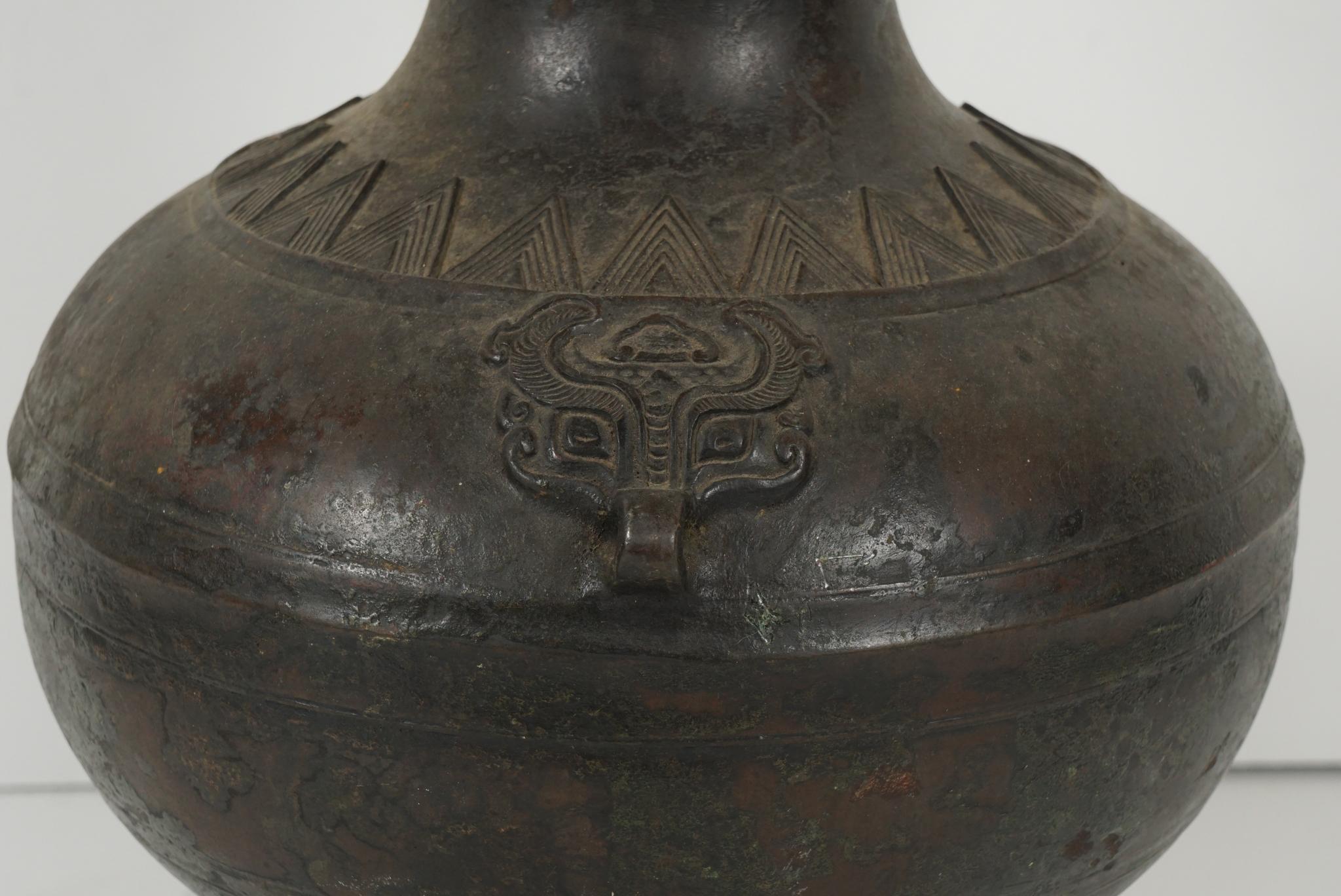 Urne en forme d'urne en bronze coulé de la période de la dynastie Ming en forme d'archaïste Bon état - En vente à Hudson, NY