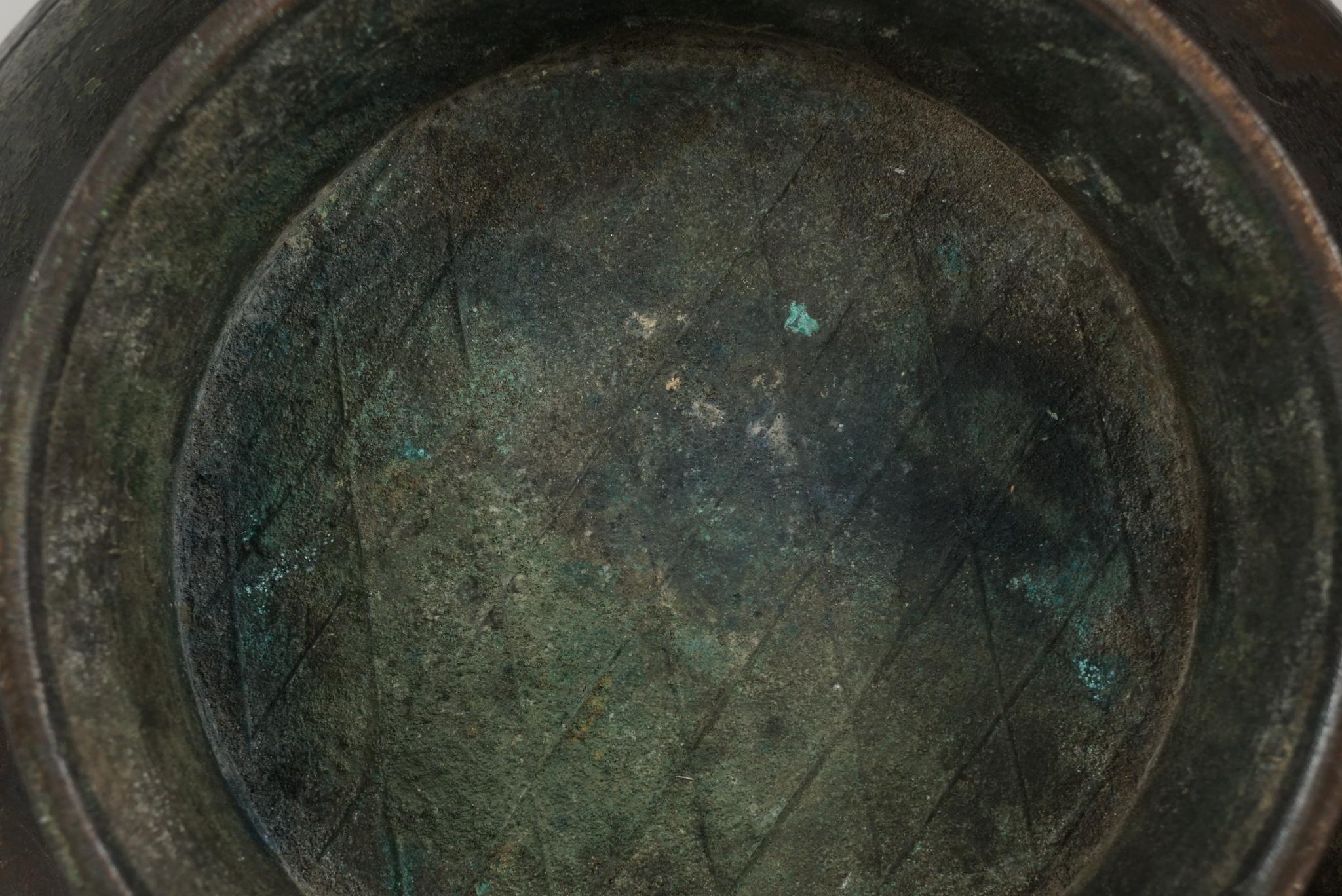 17ème siècle Urne en forme d'urne en bronze coulé de la période de la dynastie Ming en forme d'archaïste en vente