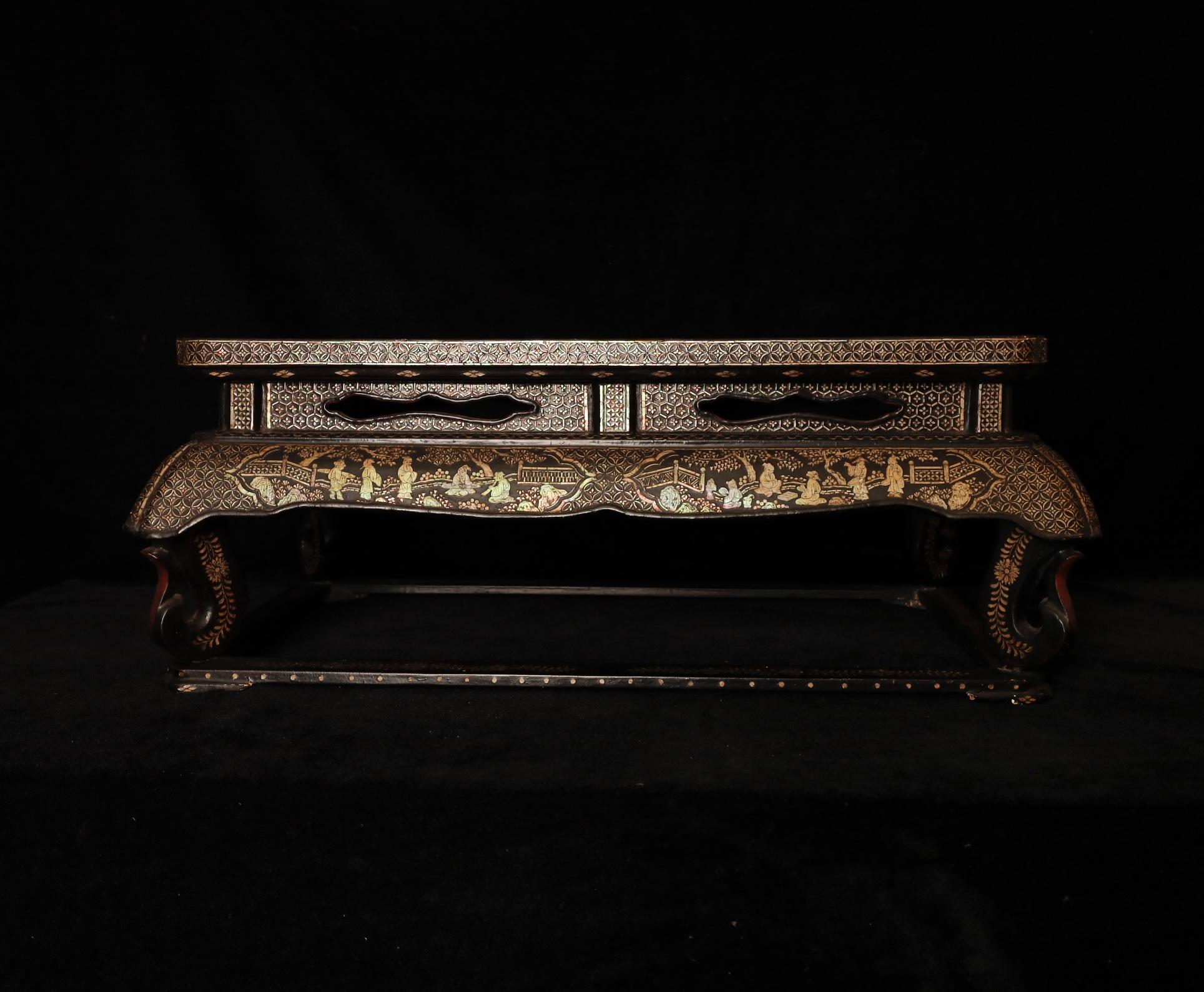 Gelehrtengarten aus der Ming Dynasty: Tisch Kang aus perlmuttfarbenem Lack mit Intarsien im Angebot 4