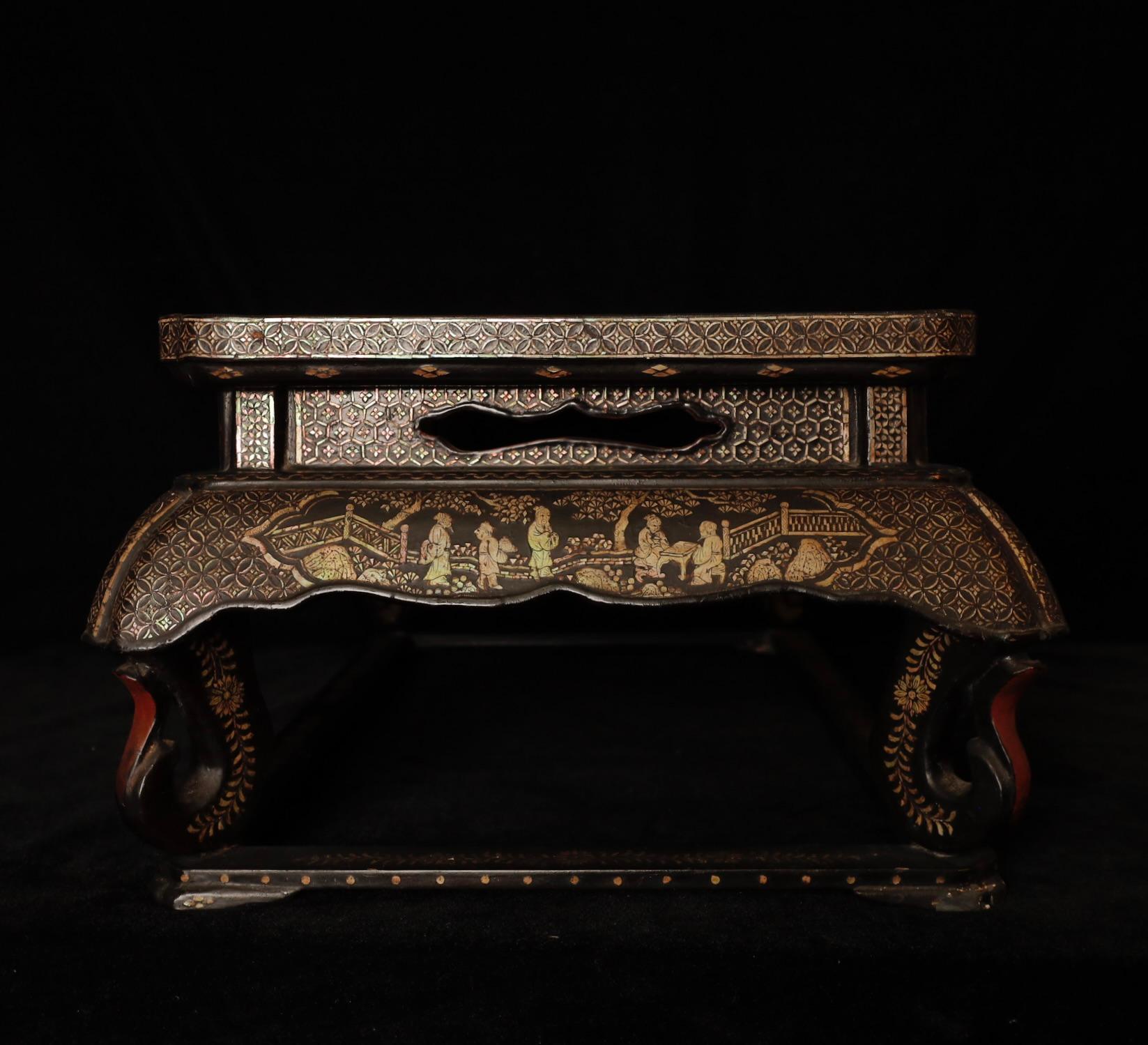 Gelehrtengarten aus der Ming Dynasty: Tisch Kang aus perlmuttfarbenem Lack mit Intarsien im Angebot 6