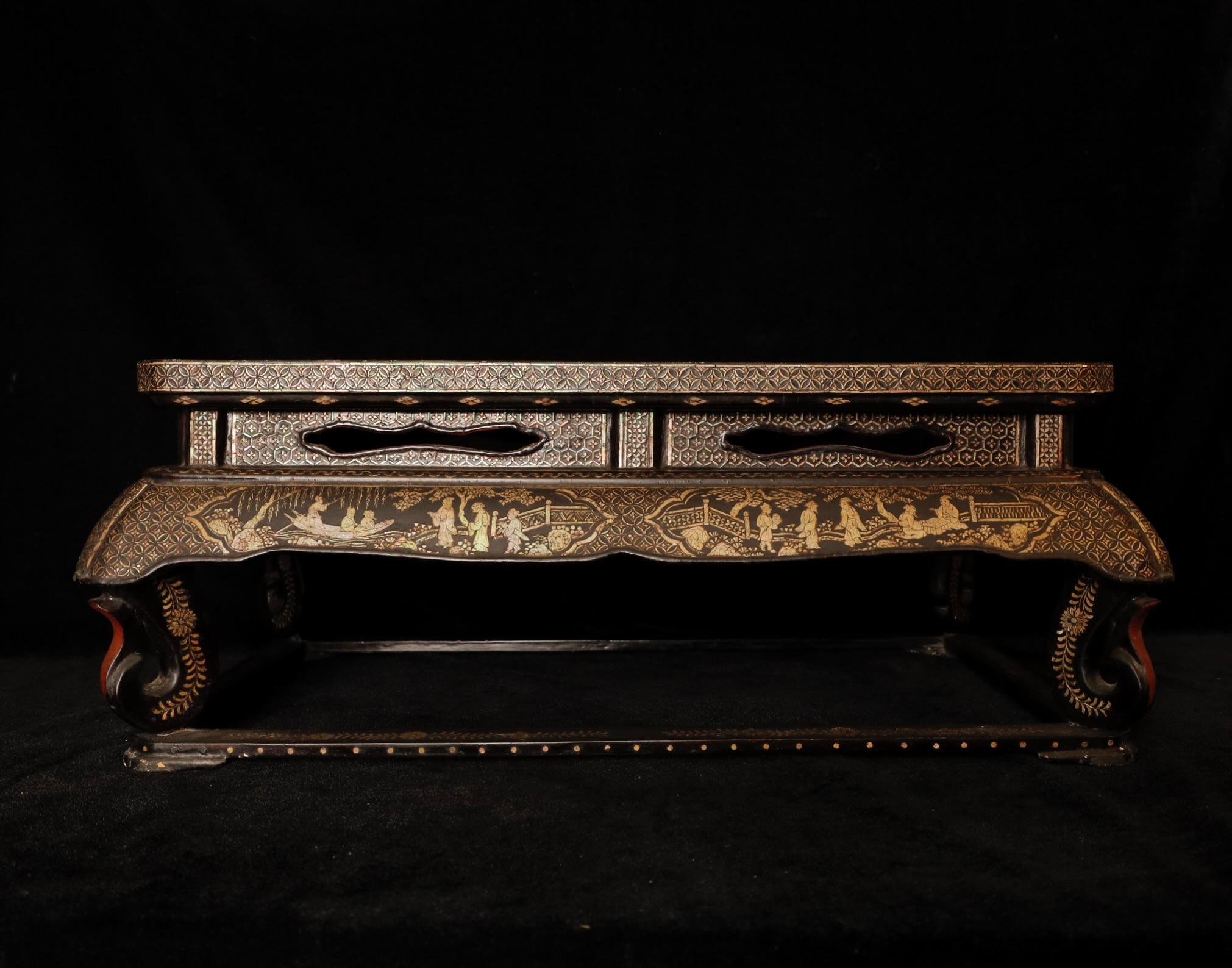 Gelehrtengarten aus der Ming Dynasty: Tisch Kang aus perlmuttfarbenem Lack mit Intarsien im Angebot 7