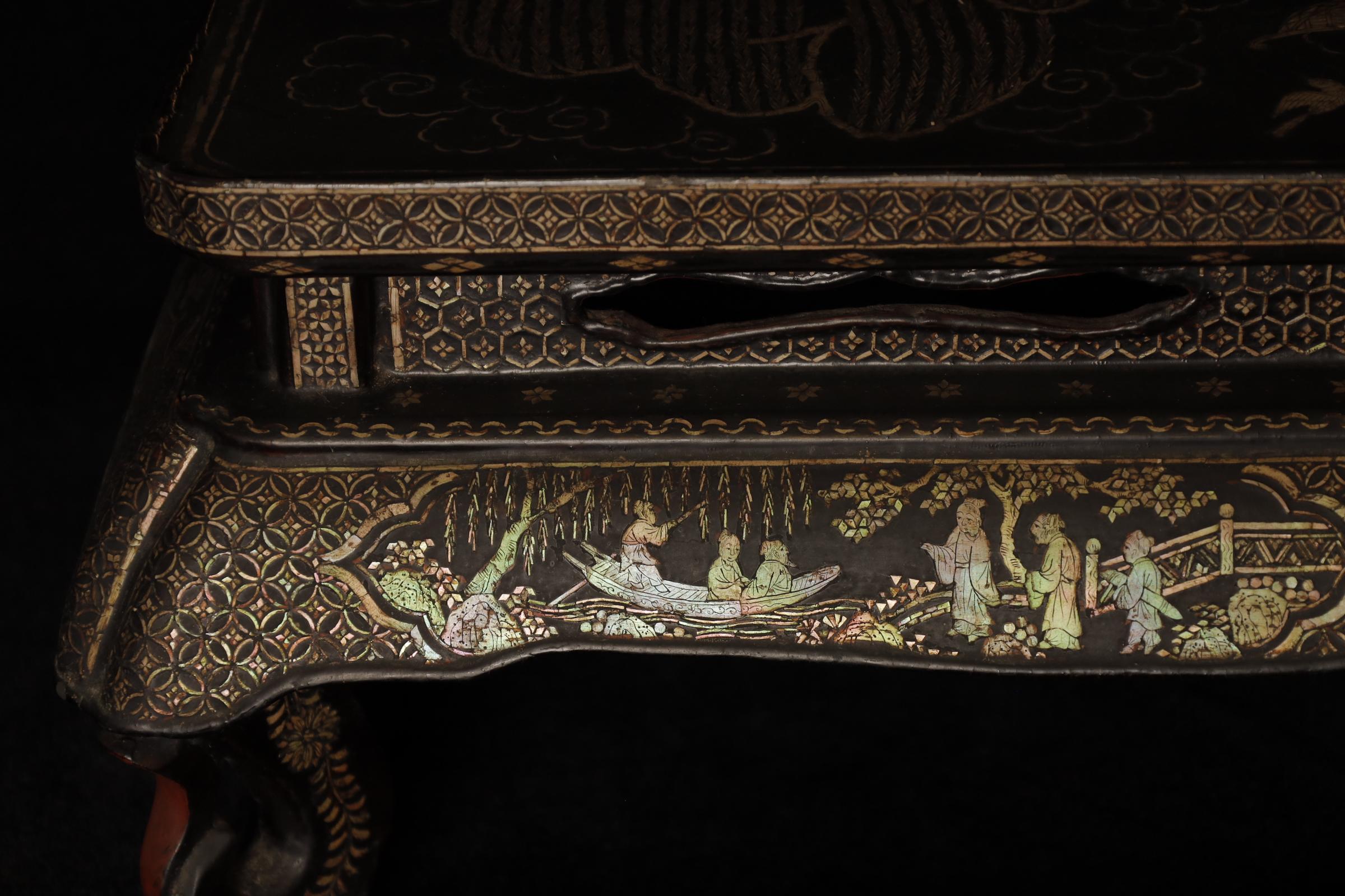 Gelehrtengarten aus der Ming Dynasty: Tisch Kang aus perlmuttfarbenem Lack mit Intarsien im Angebot 9