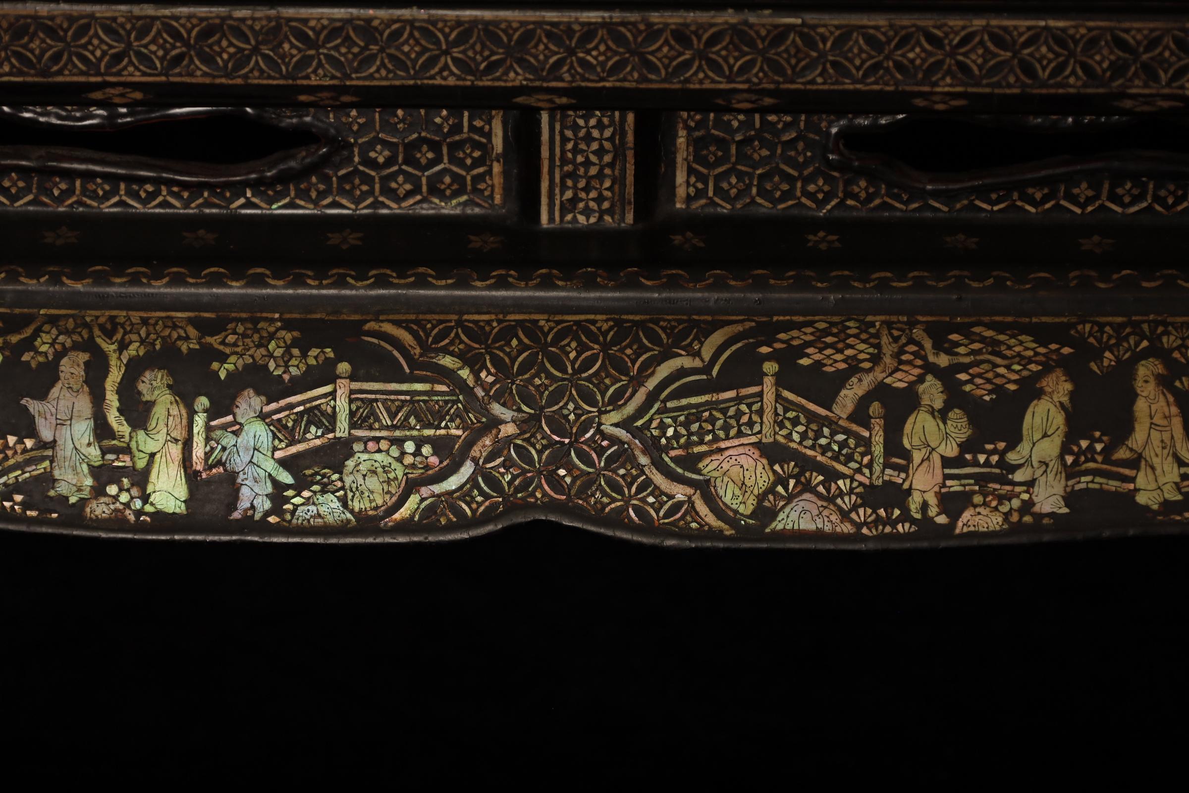 Gelehrtengarten aus der Ming Dynasty: Tisch Kang aus perlmuttfarbenem Lack mit Intarsien im Angebot 11