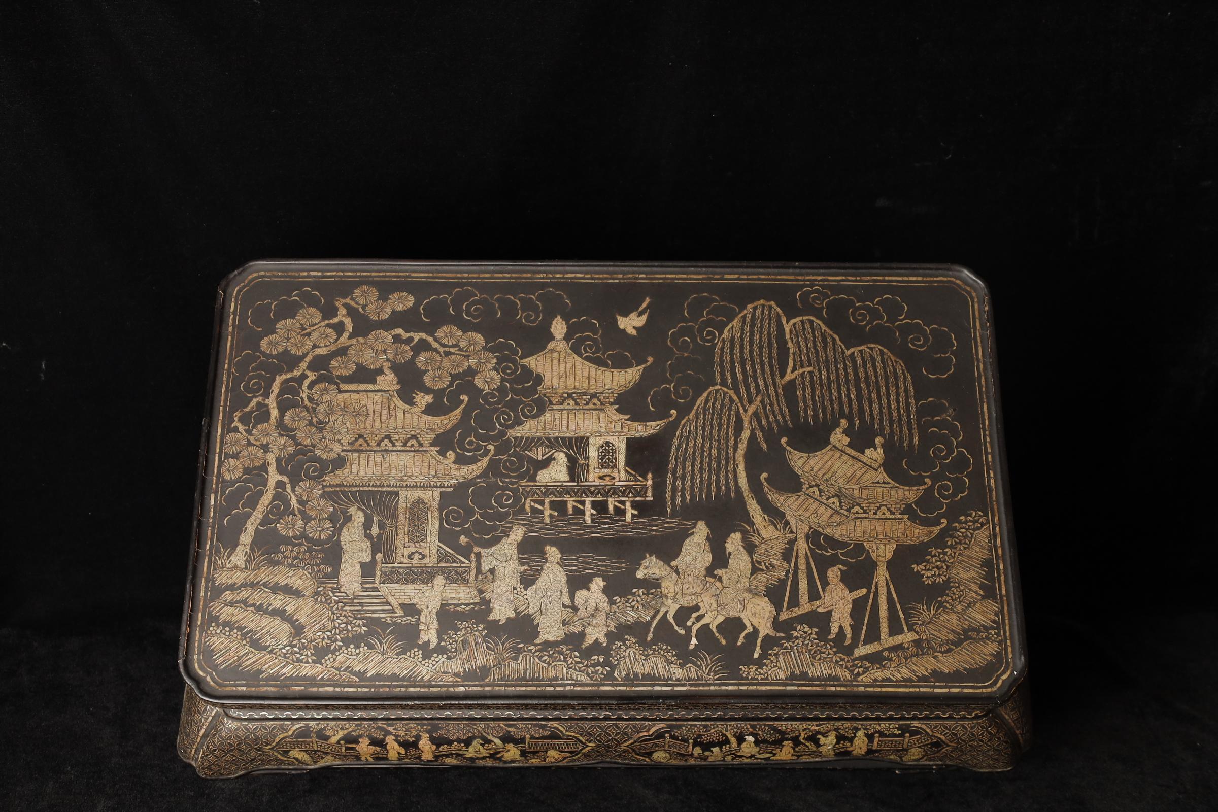 Gelehrtengarten aus der Ming Dynasty: Tisch Kang aus perlmuttfarbenem Lack mit Intarsien (Ming-Dynastie) im Angebot