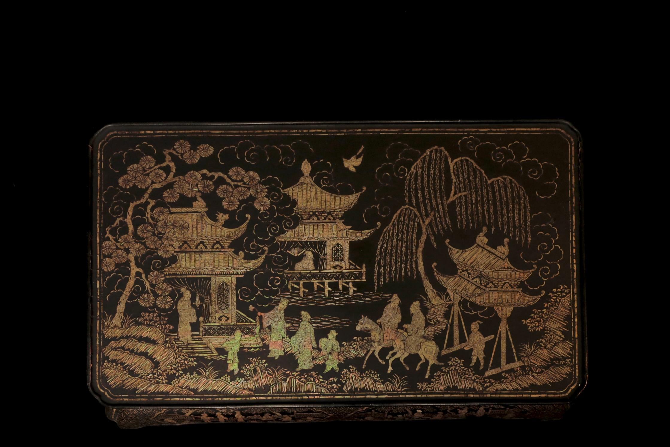 Gelehrtengarten aus der Ming Dynasty: Tisch Kang aus perlmuttfarbenem Lack mit Intarsien (Handgefertigt) im Angebot
