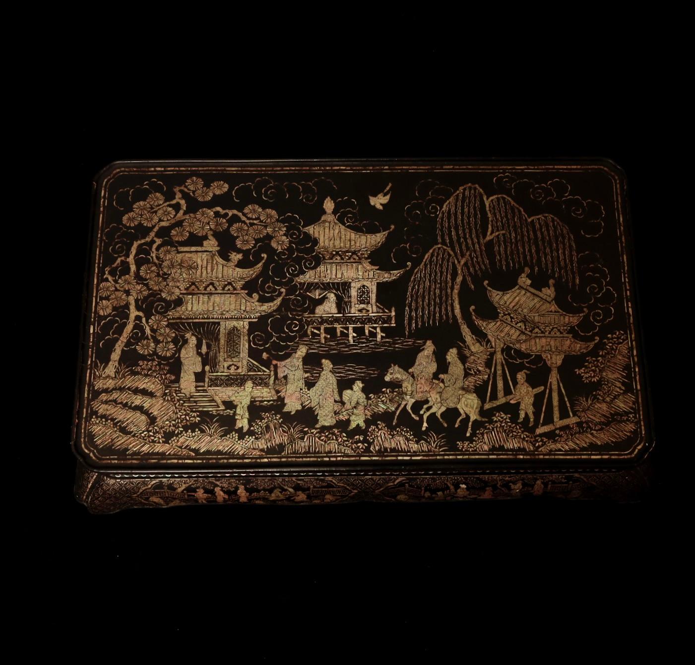 Gelehrtengarten aus der Ming Dynasty: Tisch Kang aus perlmuttfarbenem Lack mit Intarsien (18. Jahrhundert und früher) im Angebot