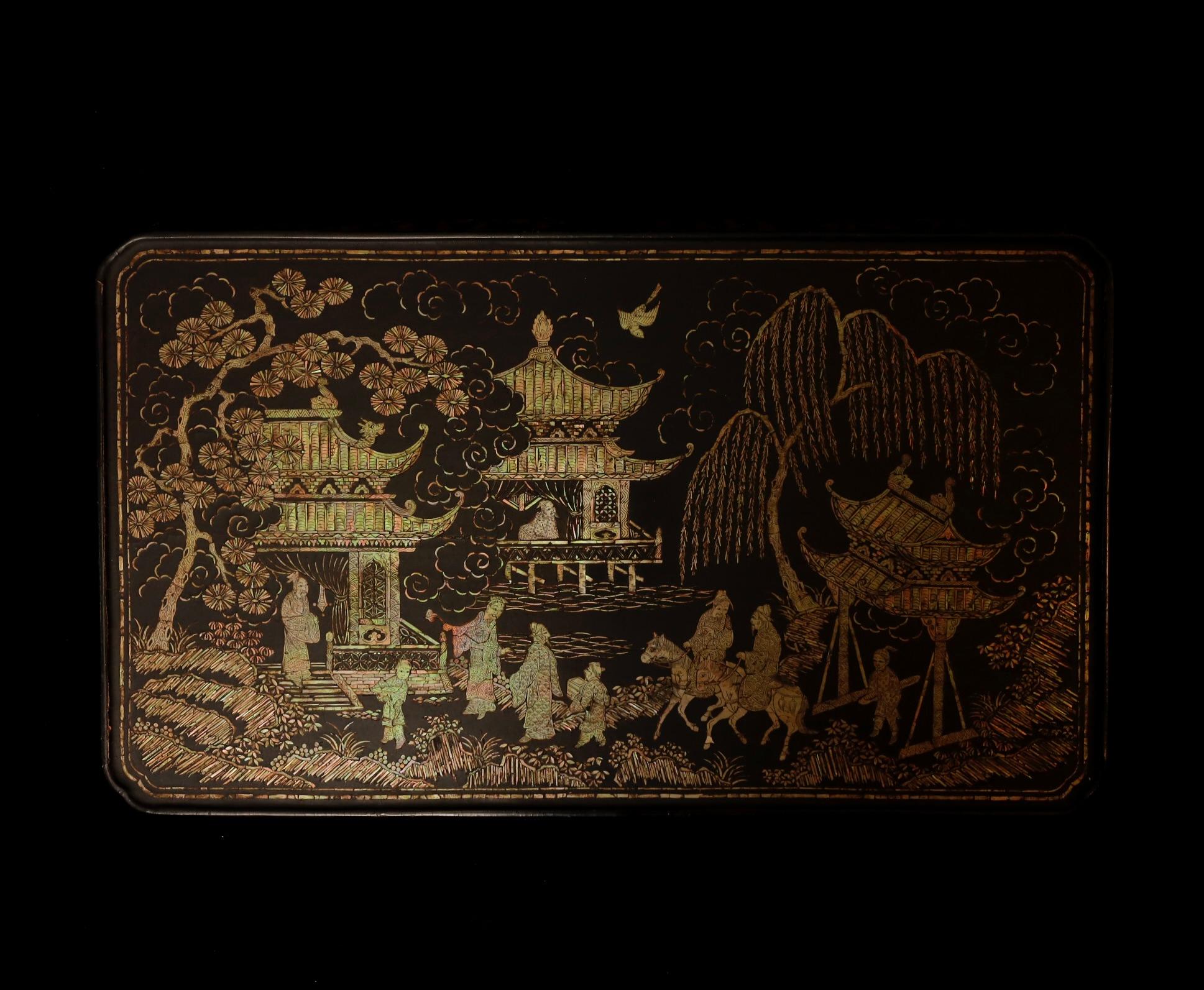 Gelehrtengarten aus der Ming Dynasty: Tisch Kang aus perlmuttfarbenem Lack mit Intarsien (Holz) im Angebot