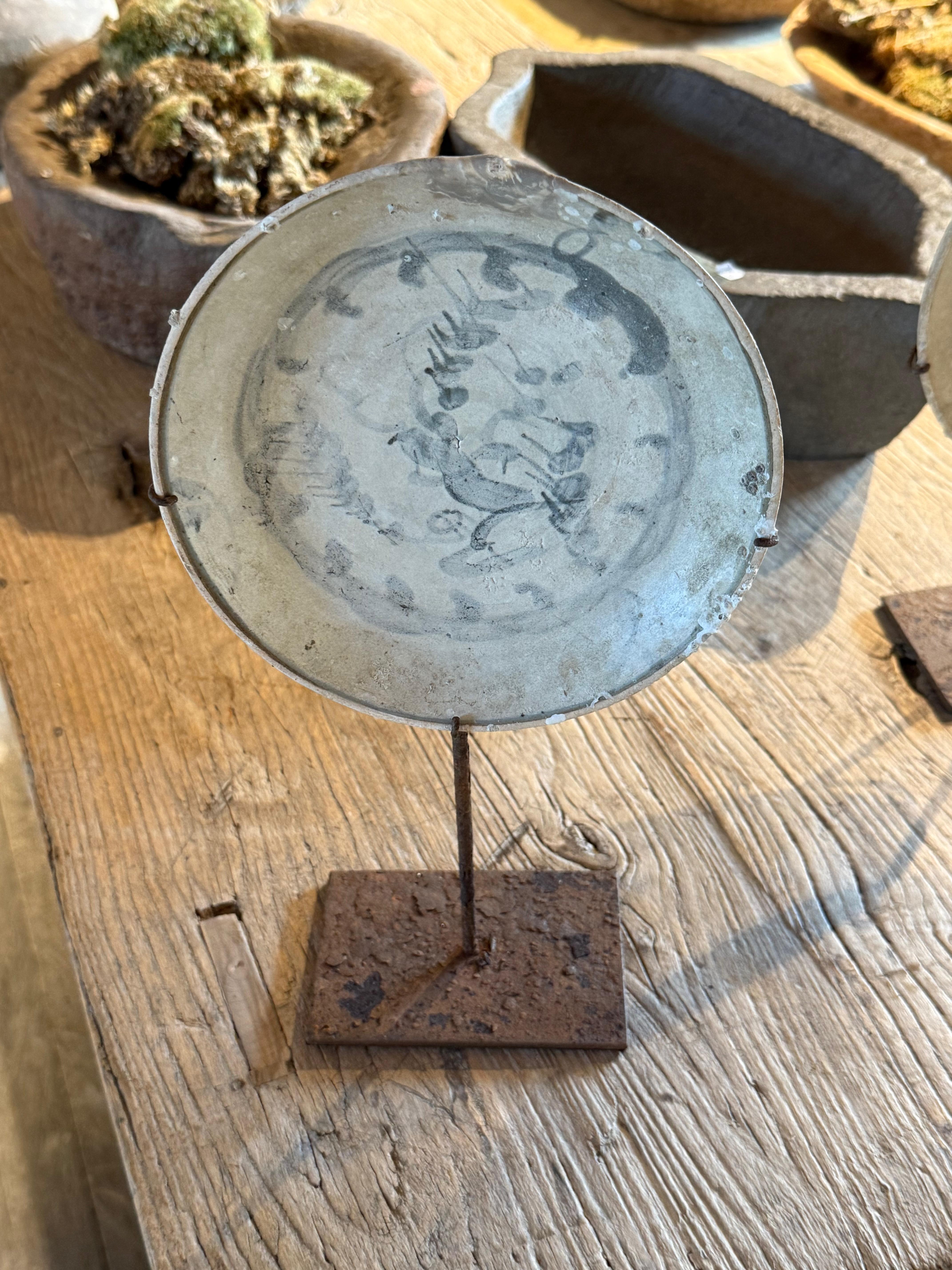 Piatto in porcellana dipinto a mano della Cina della dinastia Ming del XVI secolo su supporto.
Motivo del drago.
Due disponibili e venduti singolarmente.
S7086 7,5