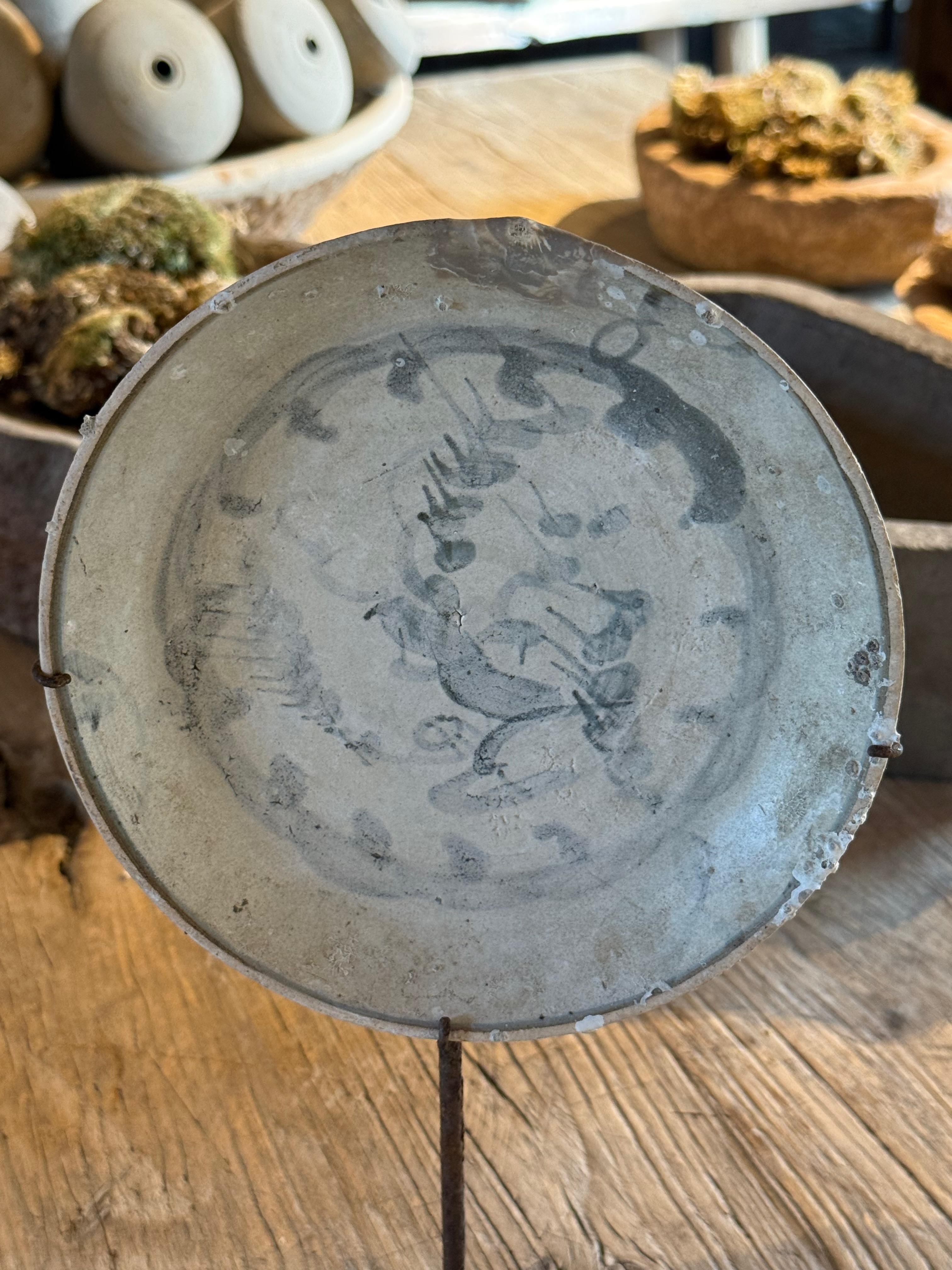 Cinese Piatto in porcellana della dinastia Ming su supporto, Cina, XVI secolo in vendita