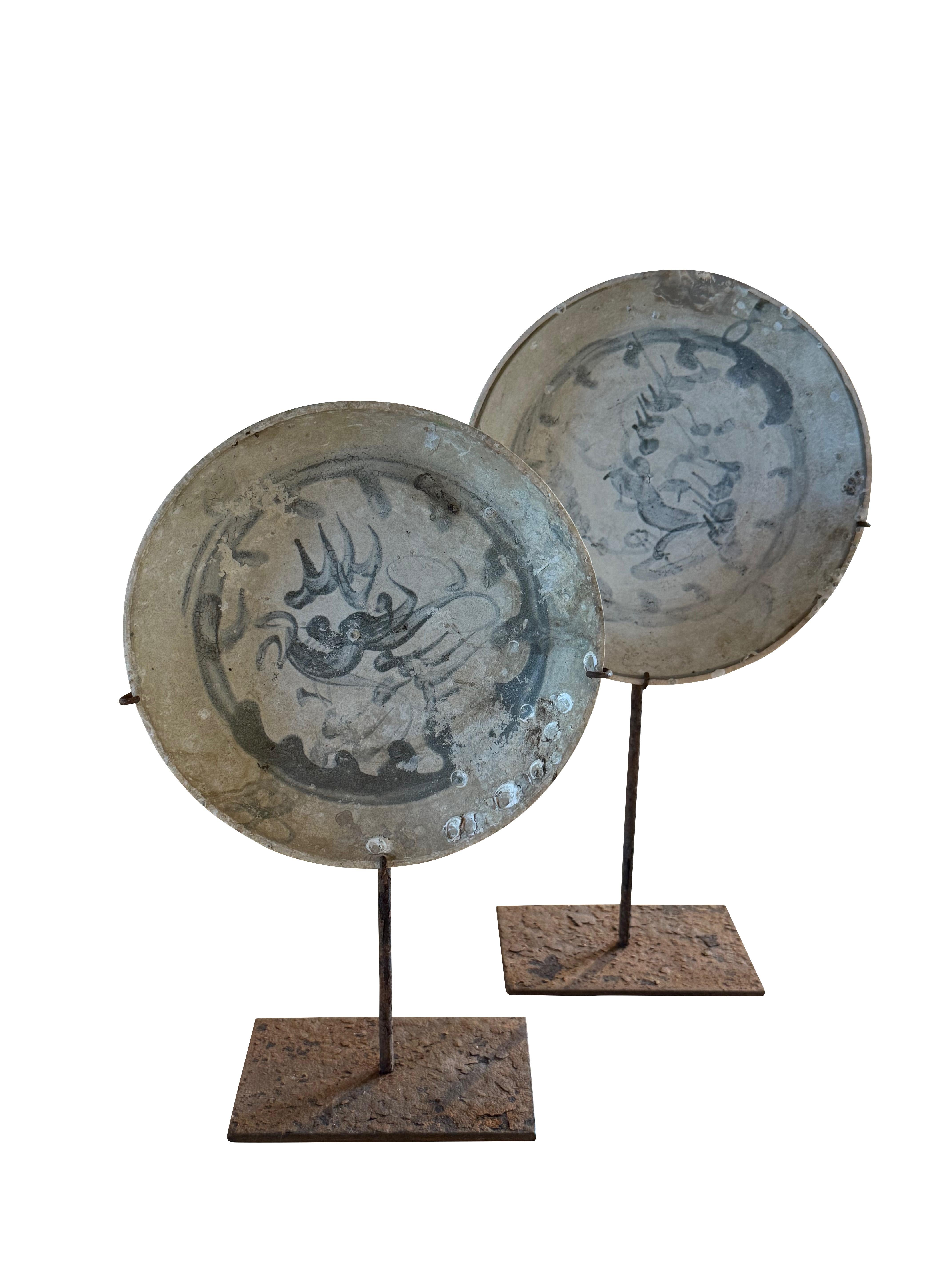 Piatto in porcellana della dinastia Ming su supporto, Cina, XVI secolo In condizioni buone in vendita a New York, NY