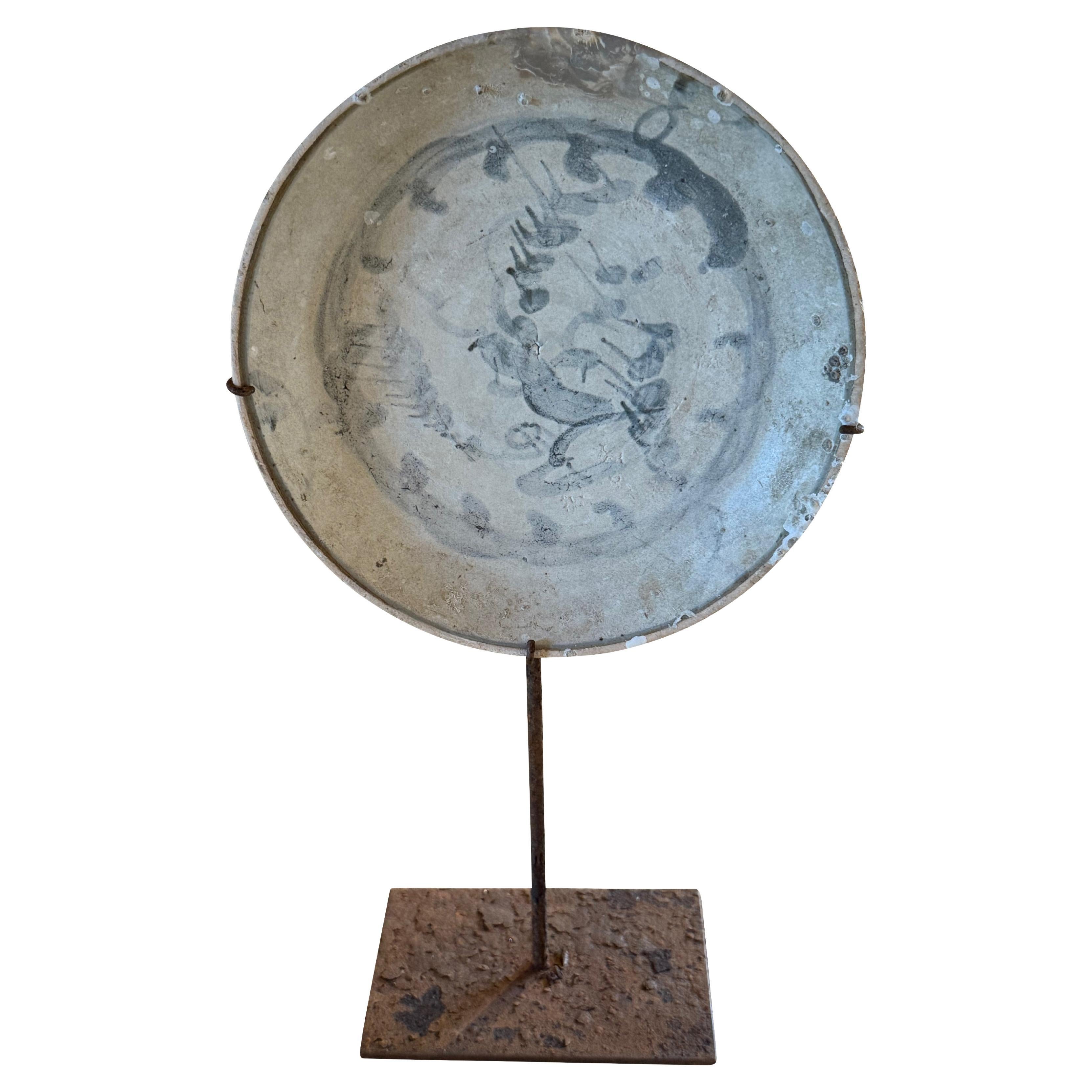 Piatto in porcellana della dinastia Ming su supporto, Cina, XVI secolo in vendita