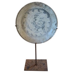 Piatto in porcellana della dinastia Ming su supporto, Cina, XVI secolo