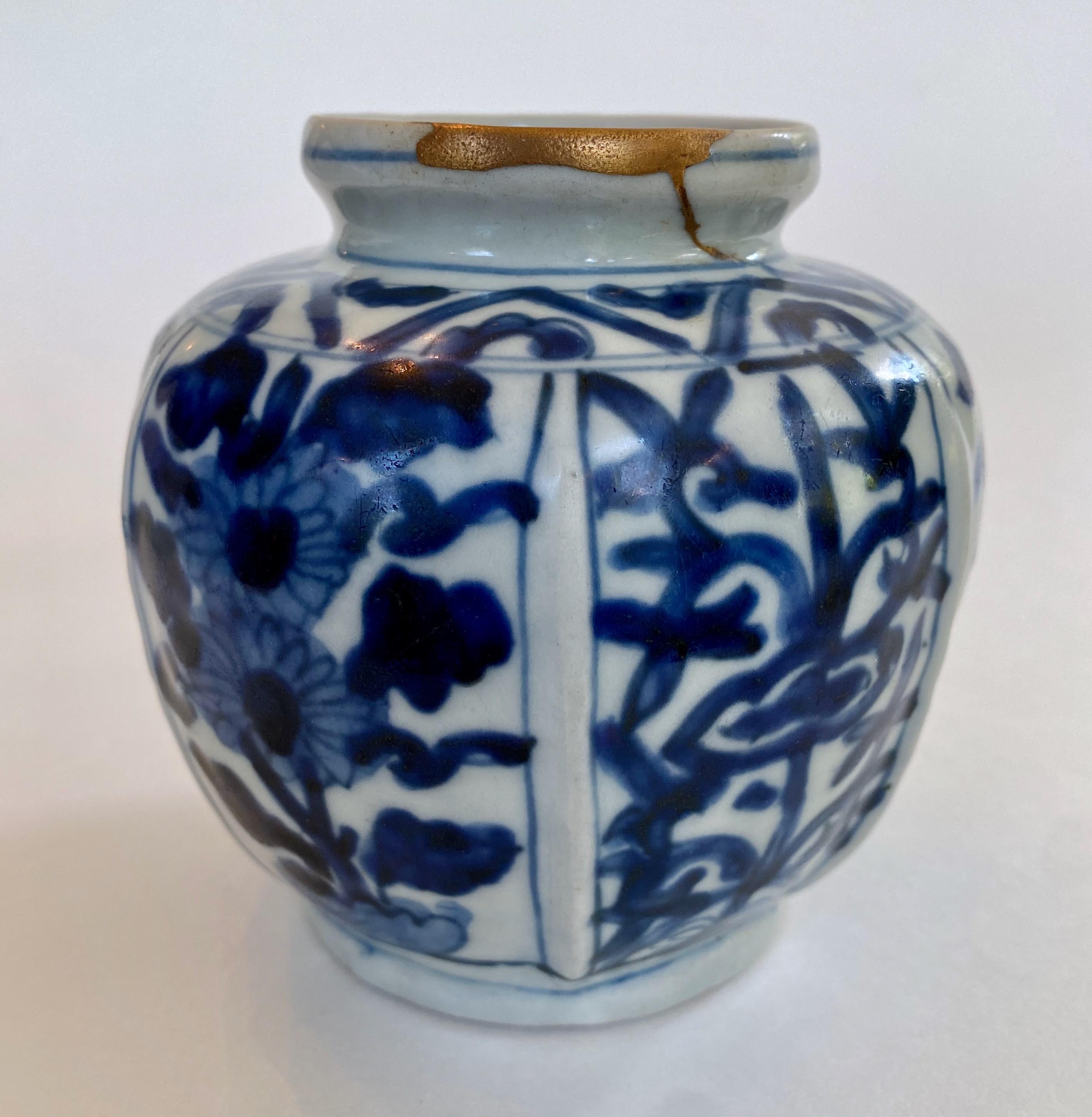 gerippte Vase aus der Ming-Dynastie (Chinesisch) im Angebot