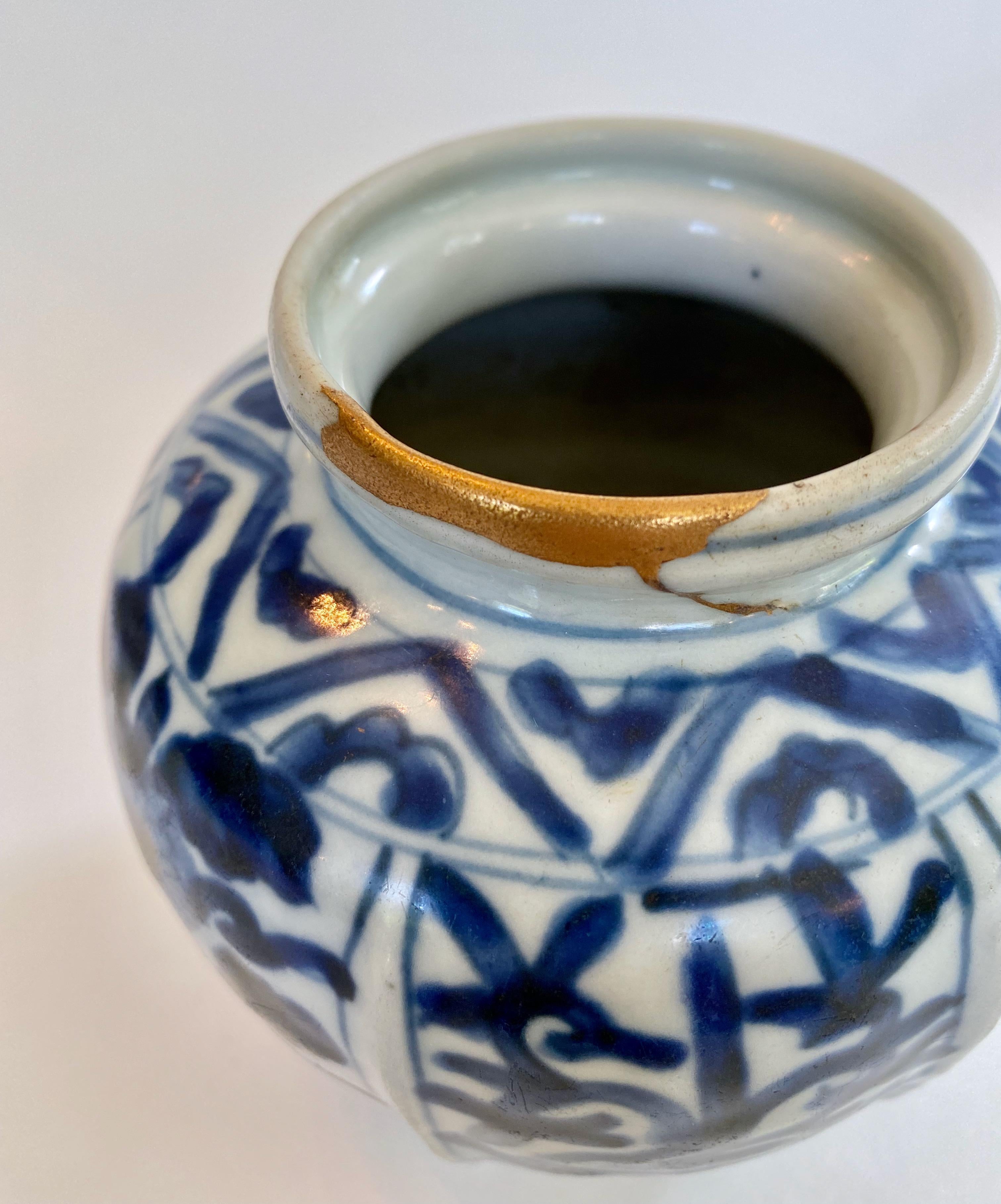 Ming Dynasty Ribbed Vase In Good Condition For Sale In Atlanta, GA