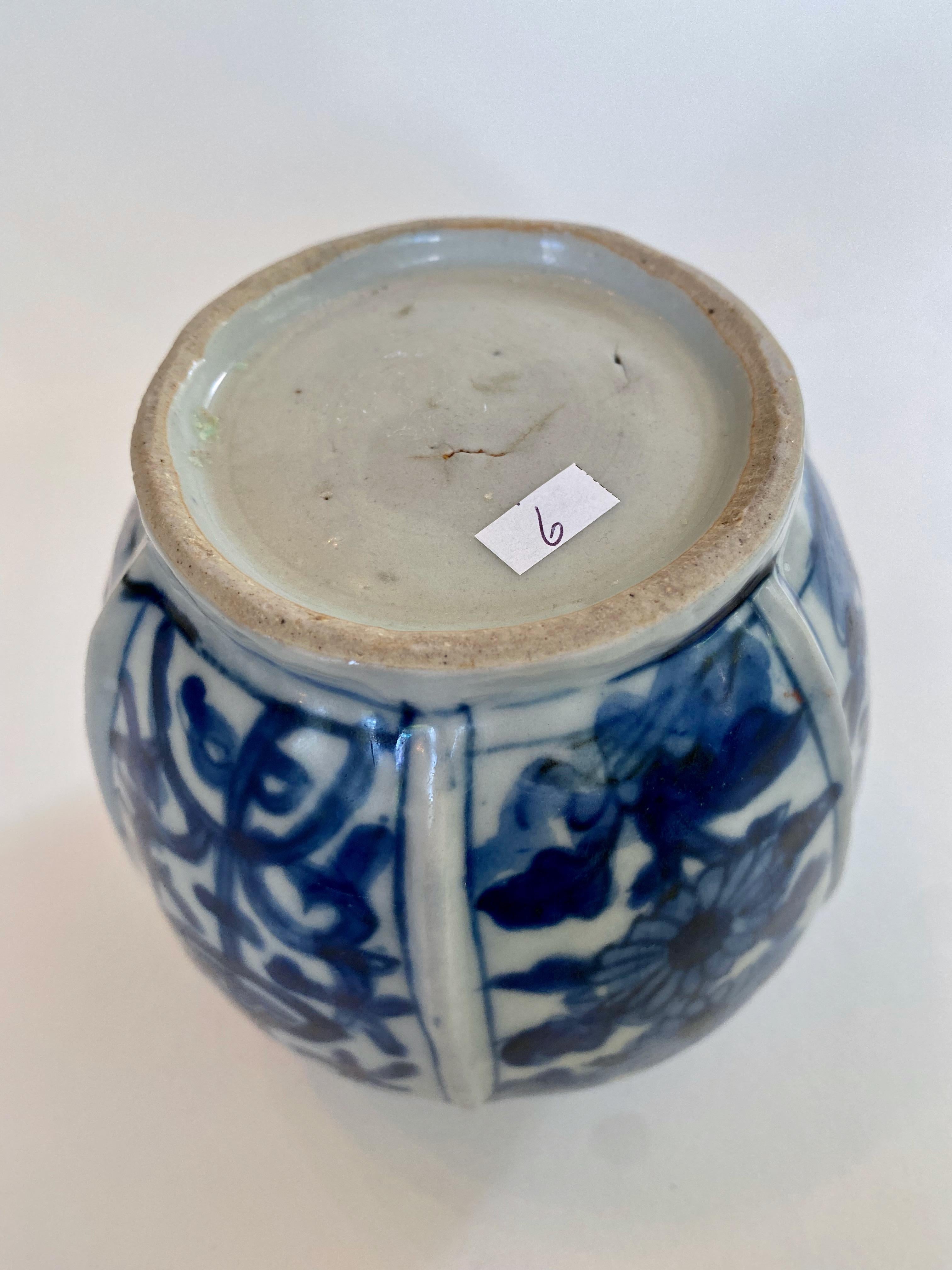 Porcelaine Vase côtelé de la dynastie Ming en vente
