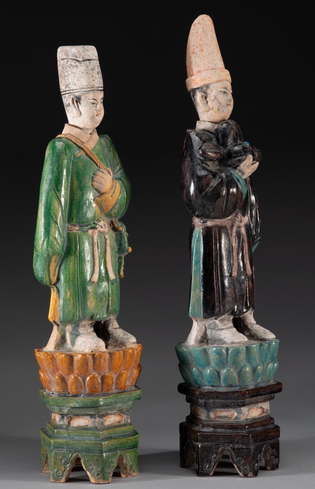Coppia di figure di assistenti in ceramica smaltata cinese Sancai che rappresentano dei dignitari.
Periodo della dinastia Ming. Circa 1600 d.C.
Dimensioni: 23 x 5,5 x 5,25 pollici (58,4 x 13,7 x 13,3 cm) (il più alto)

Una grande e importante coppia