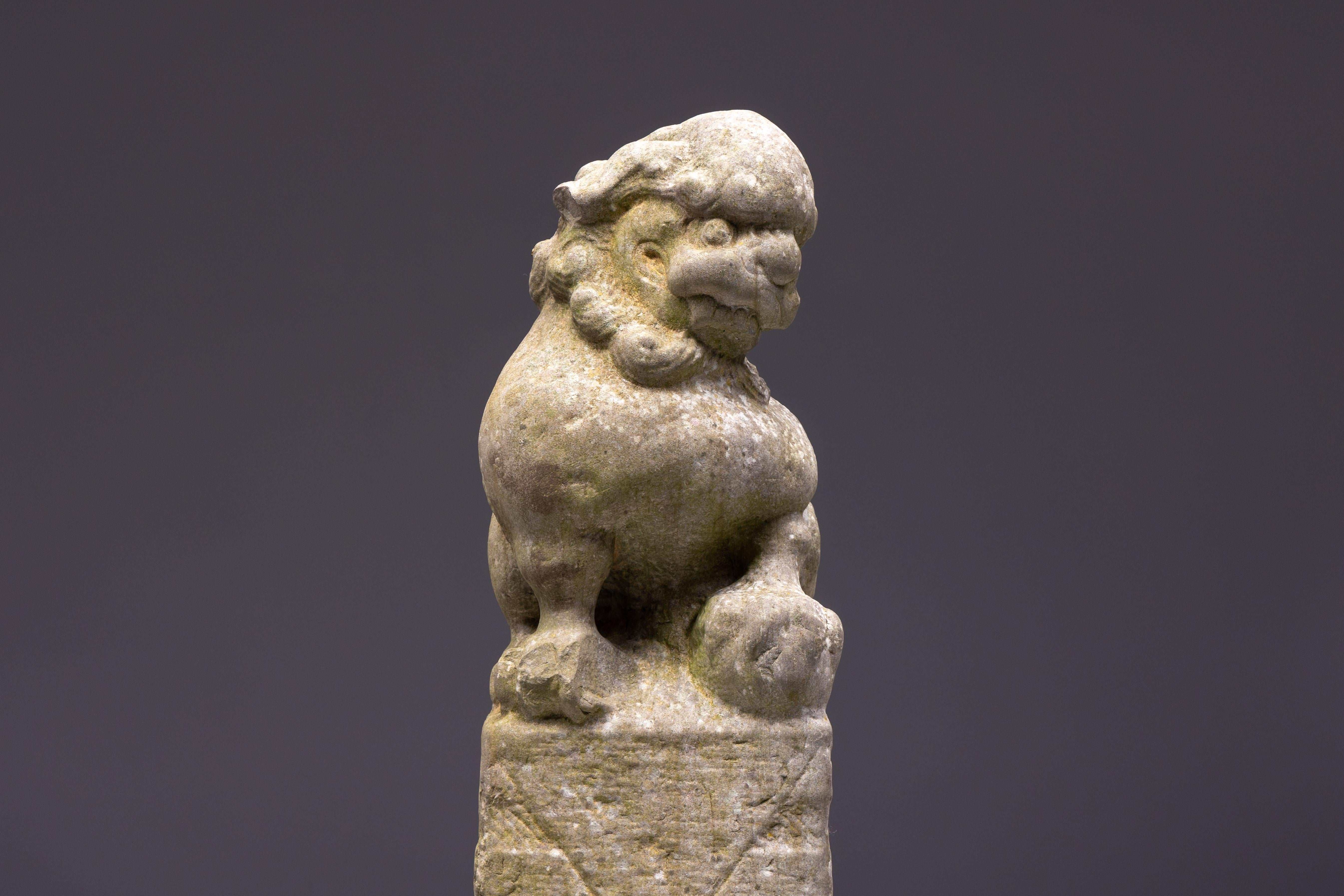 Chinois Statue de gardien en pierre de la dynastie Ming, Chine, XVIIe siècle en vente