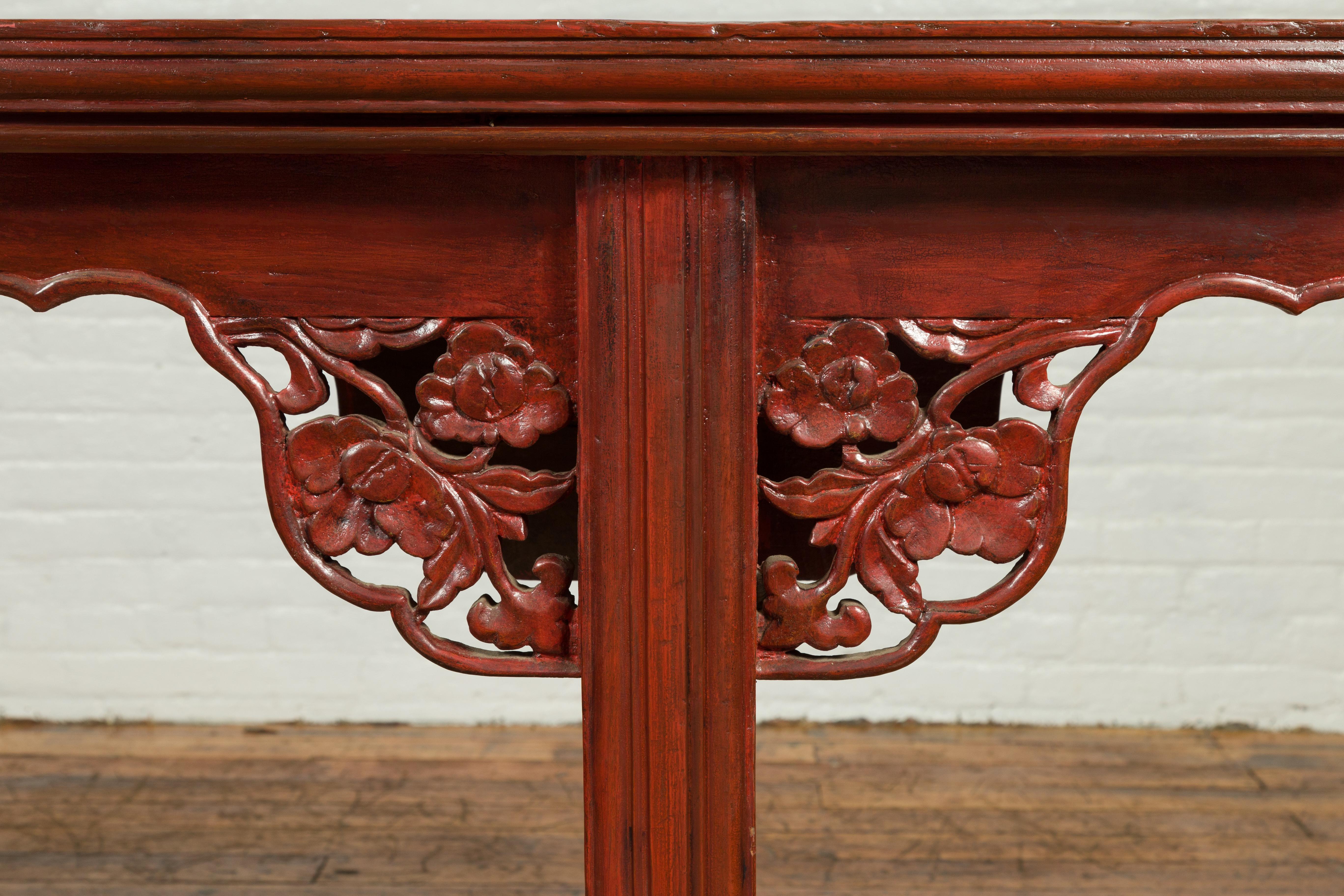 Table console Sang de Bœuf en orme de style dynastie Ming avec tablier sculpté Bon état - En vente à Yonkers, NY