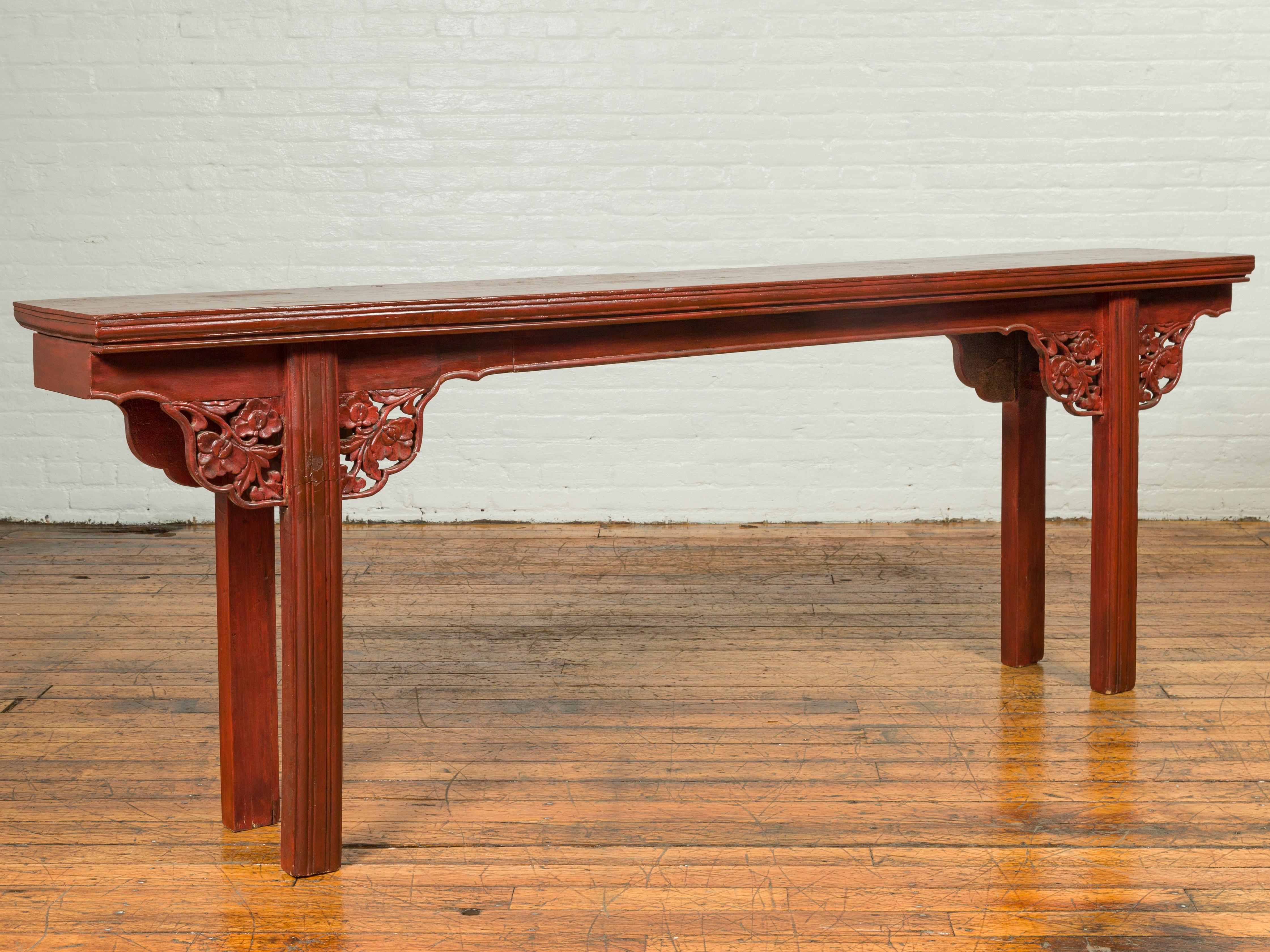 XIXe siècle Table console Sang de Bœuf en orme de style dynastie Ming avec tablier sculpté en vente
