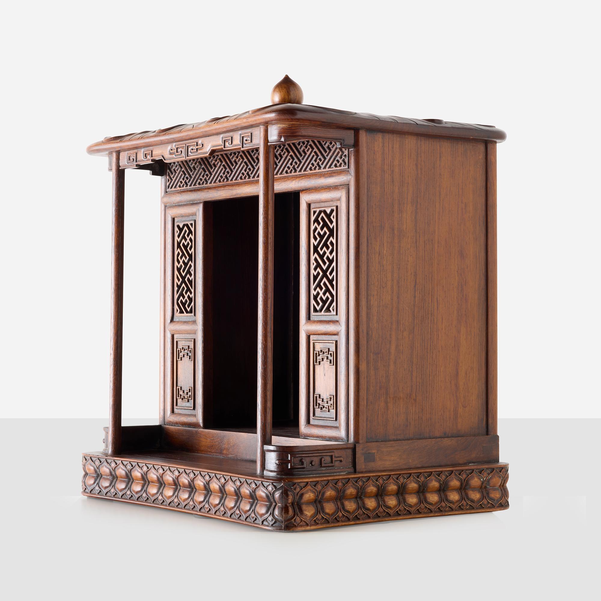 Niche bouddhiste en bois de poirier de style dynastie Ming

Niche bouddhiste en bois de poirier jaune, fabriquée au XXe siècle dans le style des meubles de dévotion de la dynastie Ming. La niche présente des panneaux ajourés détaillés avec des