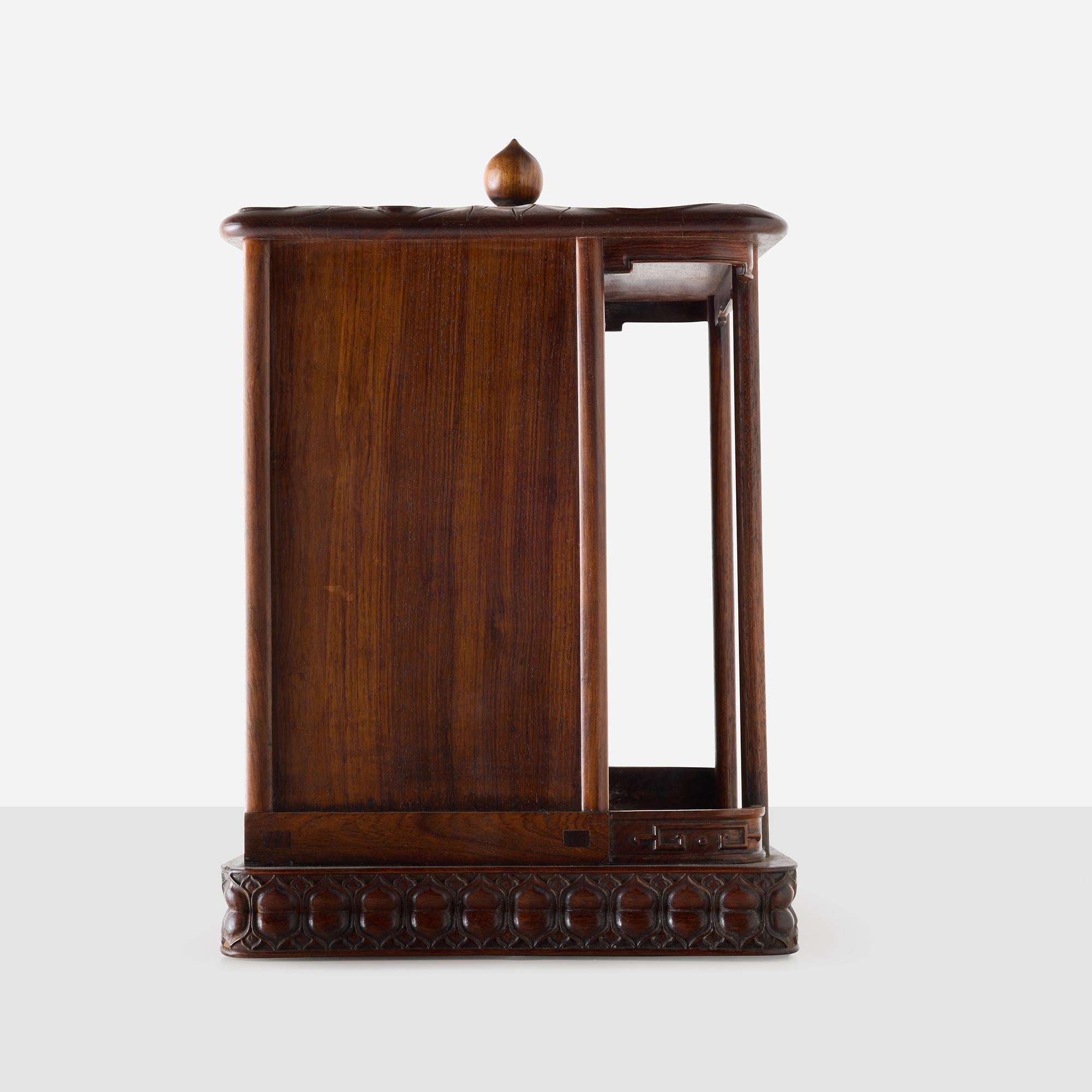 Chinois Niche bouddhiste en bois de poirier, style dynastie Ming, 20e siècle en vente