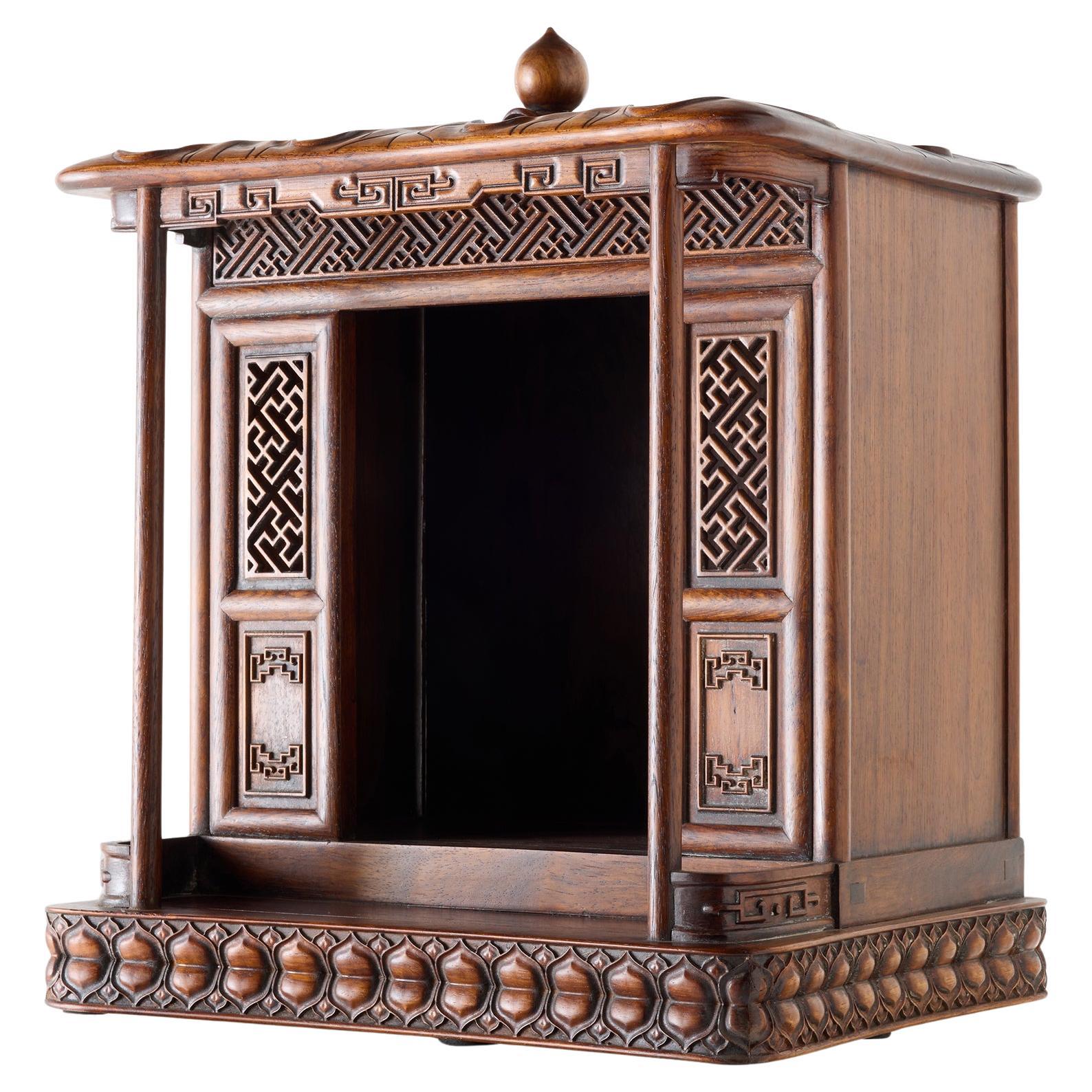 Niche bouddhiste en bois de poirier, style dynastie Ming, 20e siècle en vente