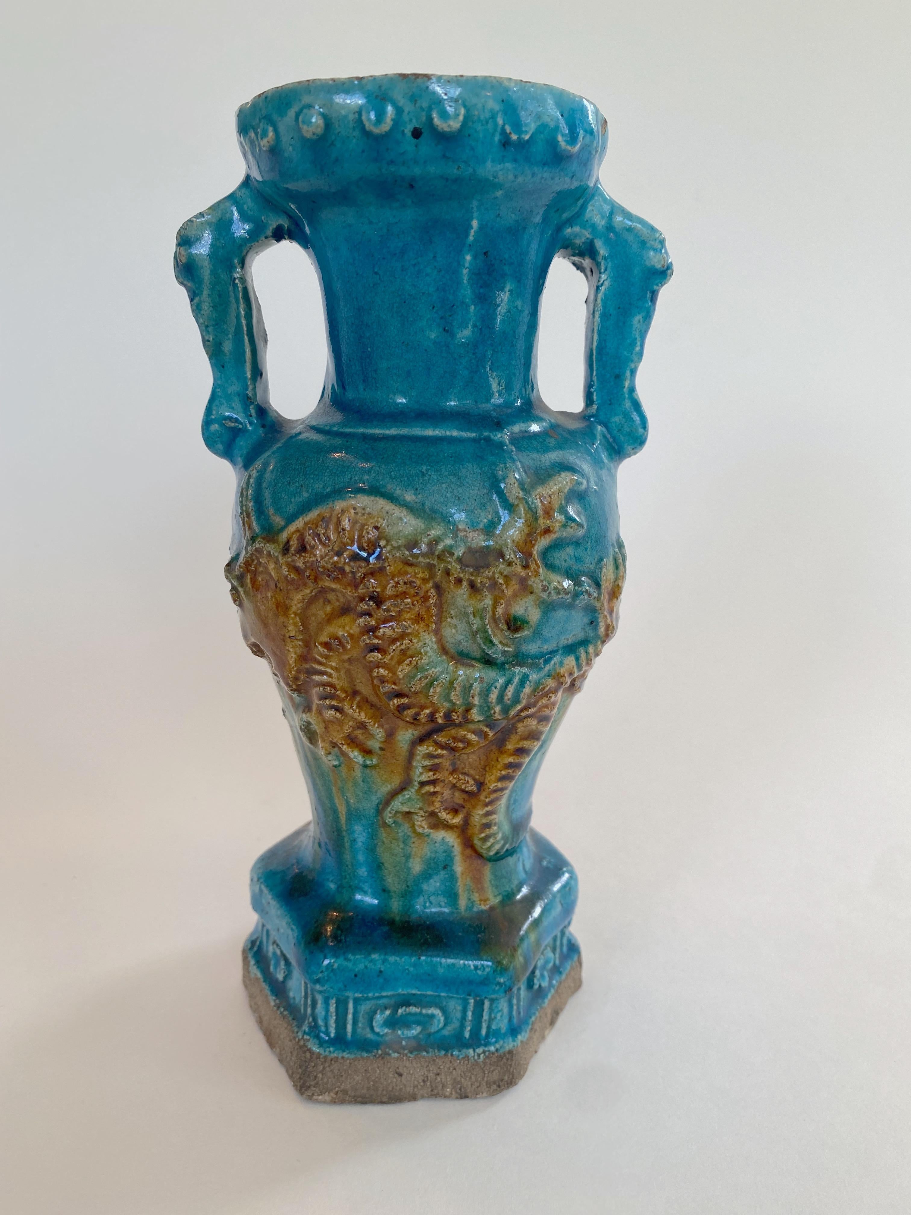 Poteries Vase de la dynastie Ming à glaçure turquoise vibrante en vente