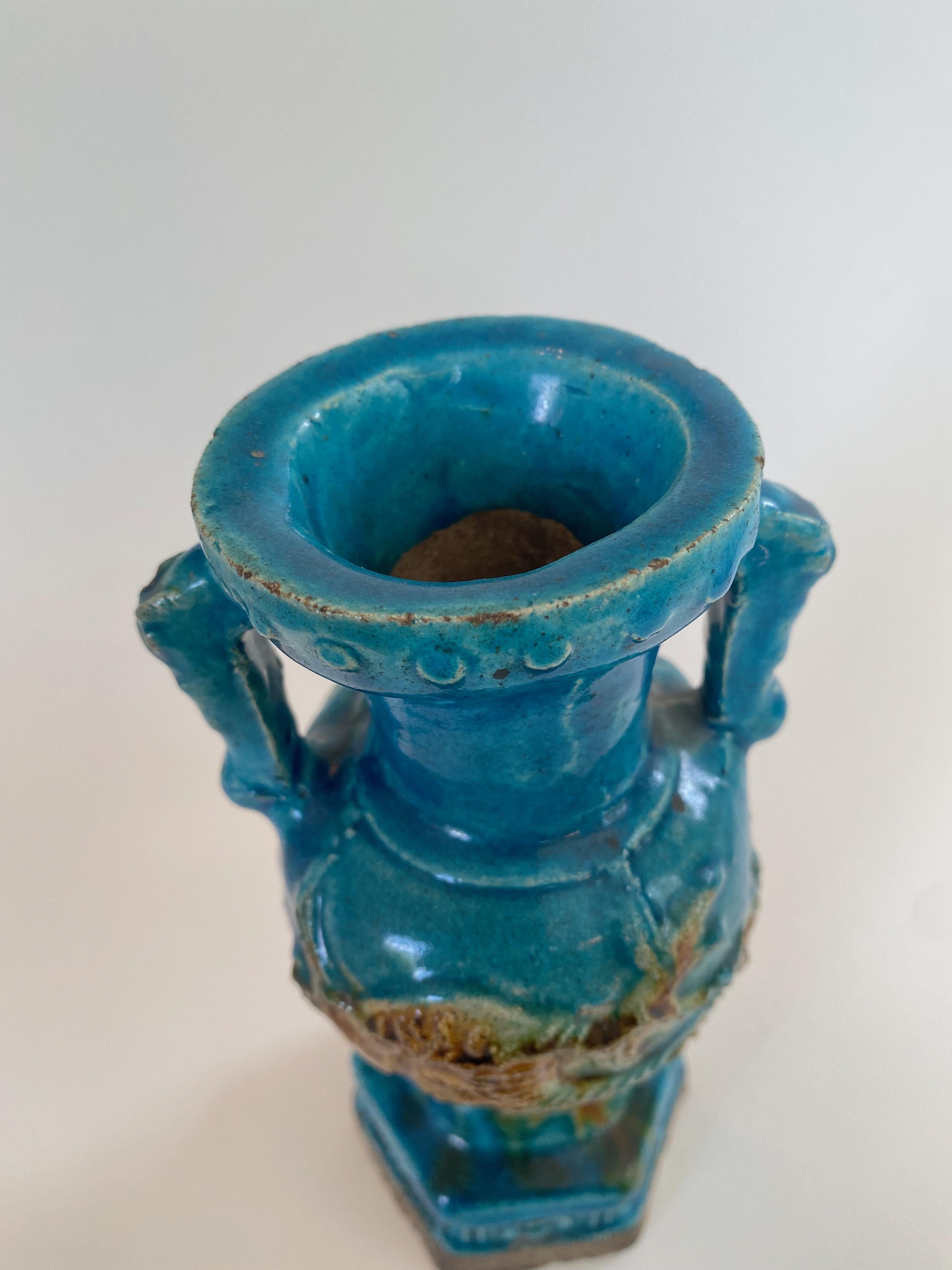 Vernissé Vase de la dynastie Ming à glaçure turquoise vibrante en vente