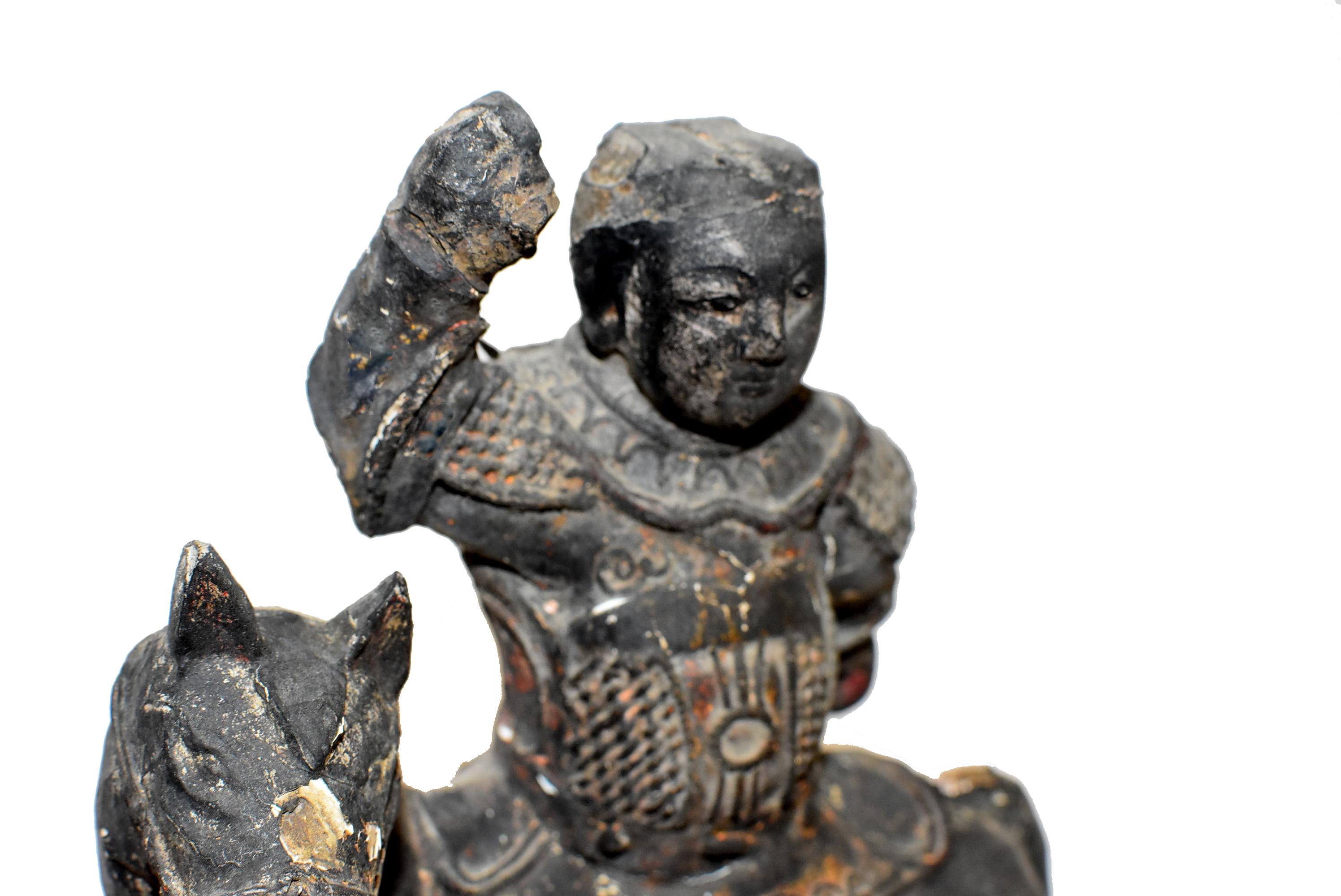 Statue originale en bois massif du XVIIIe siècle, sculptée à la main, représentant un jeune guerrier Ming à cheval. Le guerrier porte une armure complète et élaborée, avec un bouclier sous un grand collier circulaire et des épaulettes au-dessus