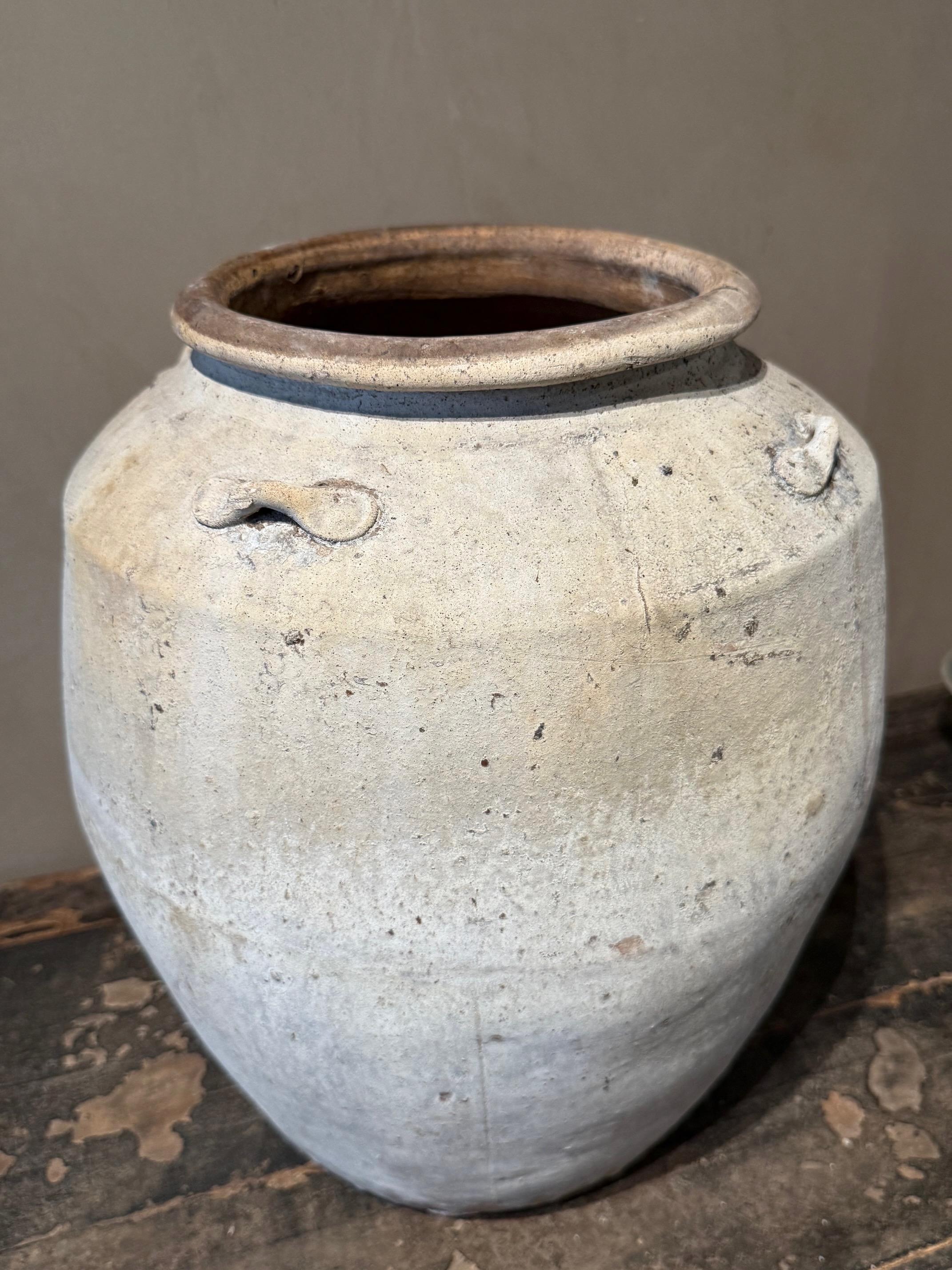 Raro recipiente per alimenti in ceramica bianca non smaltata della dinastia cinese Ming del XVIII secolo.
Due maniglie.
Bellissima patina naturale.
Due disponibili e venduti singolarmente.
IN ARRIVO A NOVEMBRE